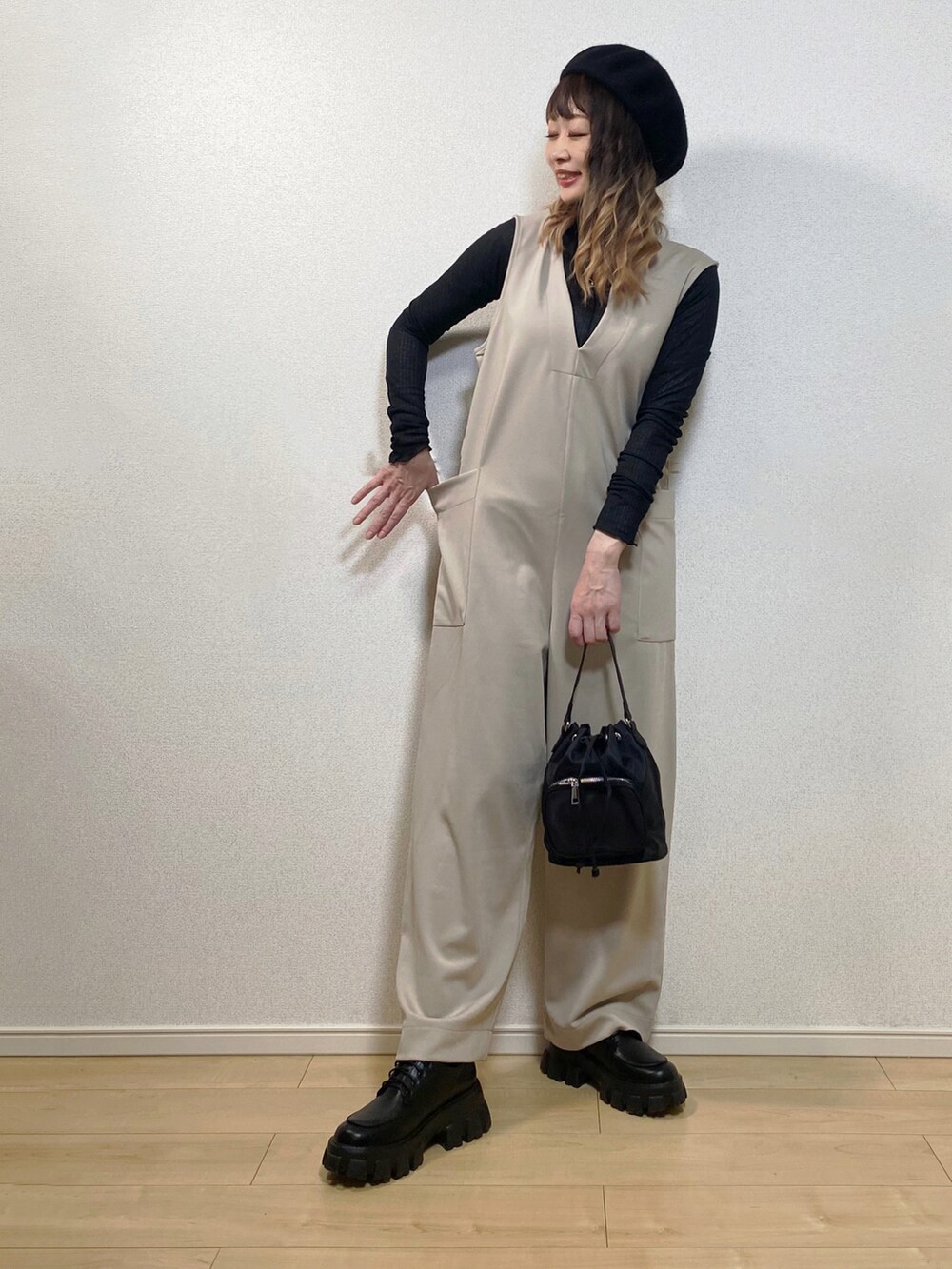 「モノトーンコーデ、シンプルコーデ、プチプラ、タートルネック、シアートップス、ニットソー、サロペット、サロペットコーデ、オールインワン、apretro、厚底シューズ、AMO_RIN、ベレー帽、レースアップシューズ、M2SUQARED」|「M2SUQAREDの【M2SUQARED/エムツースクエア】シアータートルネックニットソー(Tシャツ/カットソー、ブラック系)」を使った、高野軍曹さん(レディース・158cm)の冬コーディネートの2枚目の写真