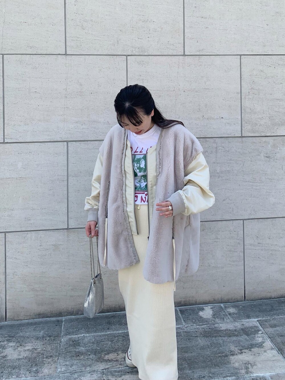 ホワイト系のTシャツ/カットソー、ホワイト系のミリタリージャケット、ホワイト系のスカートを着用したレディースの夏コーディネートの3枚目の写真
