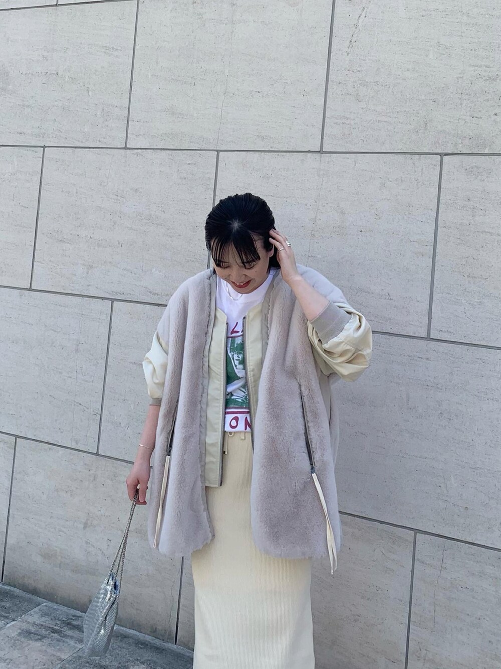 ホワイト系のTシャツ/カットソー、ホワイト系のミリタリージャケット、ホワイト系のスカートを着用したレディースの夏コーディネートの4枚目の写真