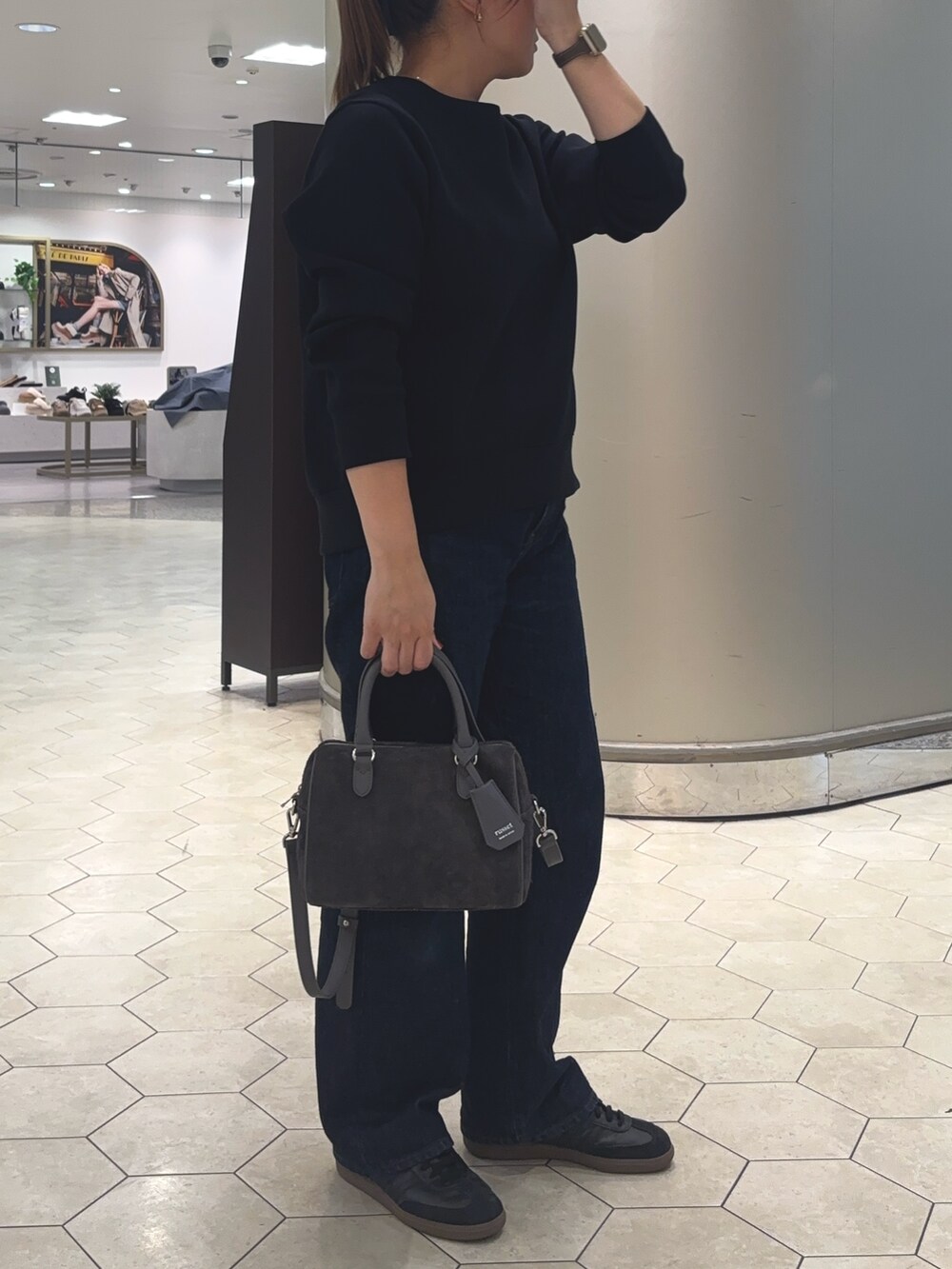 グレー系のボストンバッグを着用したレディースの秋コーディネートの2枚目の写真