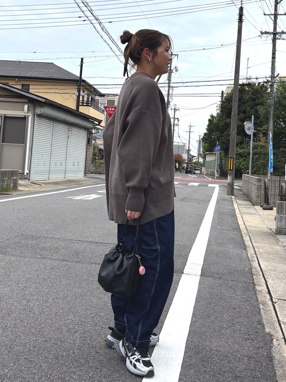 ブラック系のショルダーバッグを着用したレディースの秋コーディネートの4枚目の写真