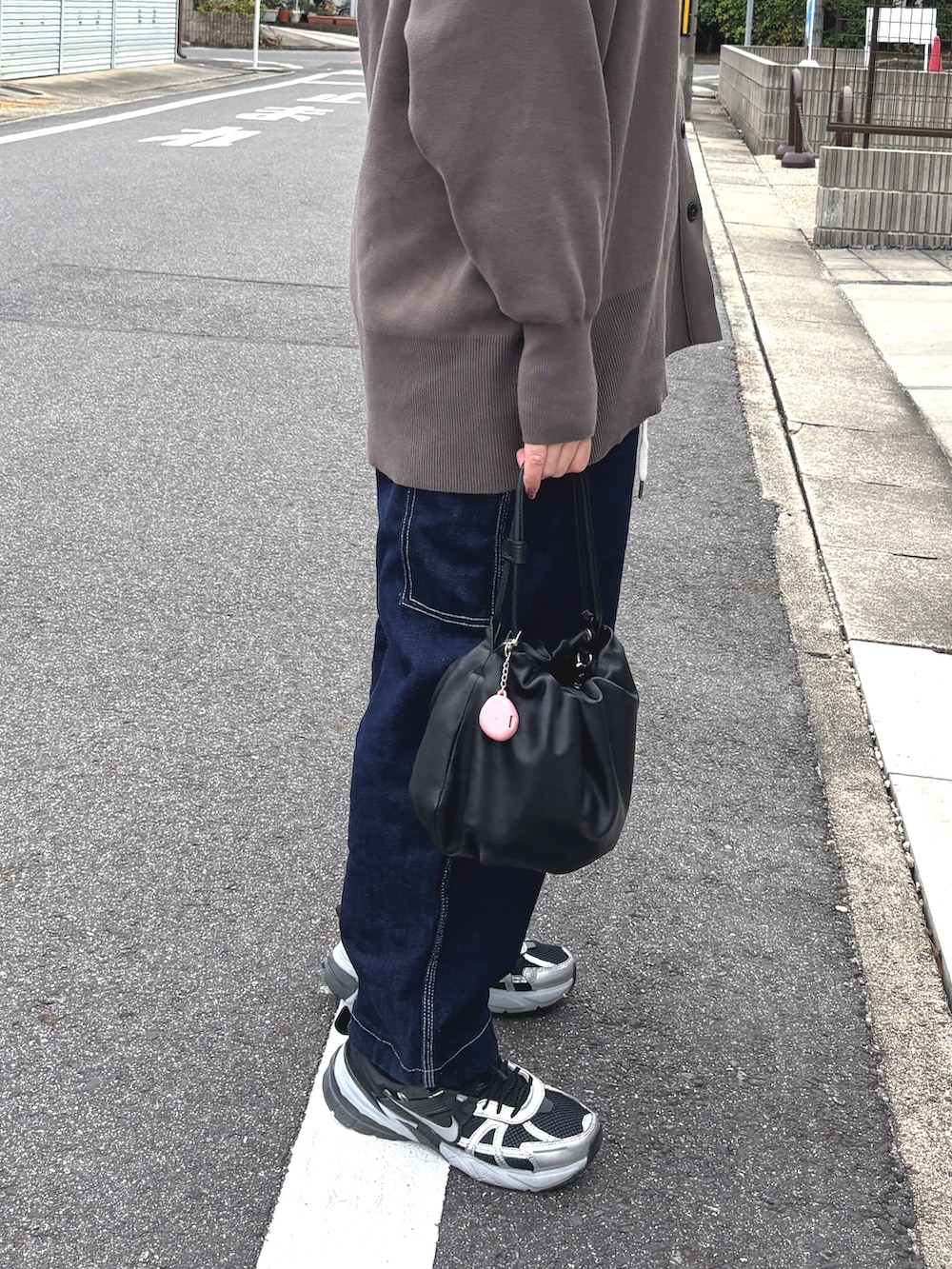 ブラック系のショルダーバッグを着用したレディースの秋コーディネートの3枚目の写真