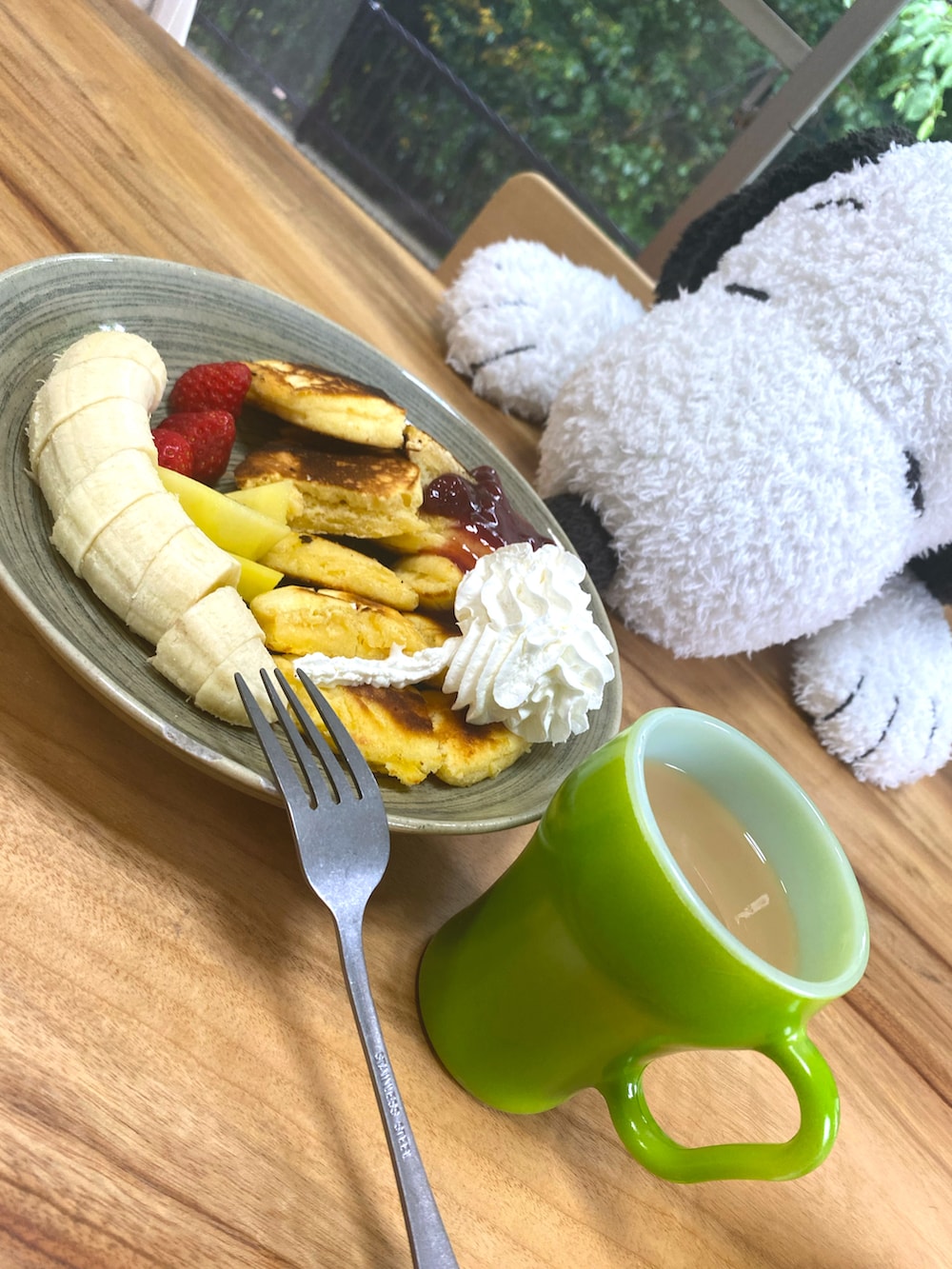 ブラック系のバックパック/リュック、ホワイト系のその他パンツ、ブラック系のスニーカーを着用したキッズの春コーディネートの2枚目の写真