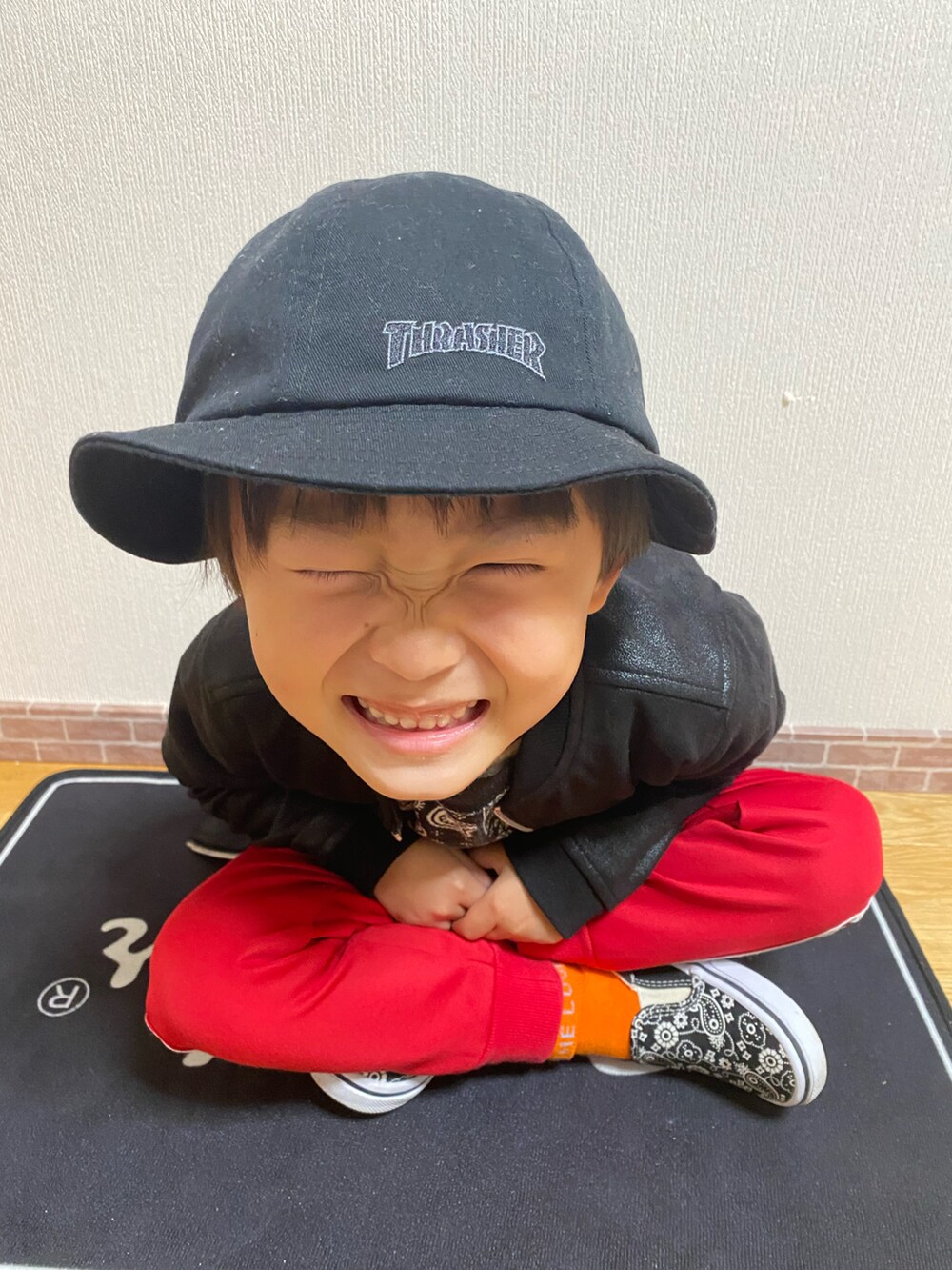 レッド系のその他パンツ、ブラック系のTシャツ/カットソー、ブラック系のブルゾンを着用したキッズの秋コーディネートの2枚目の写真