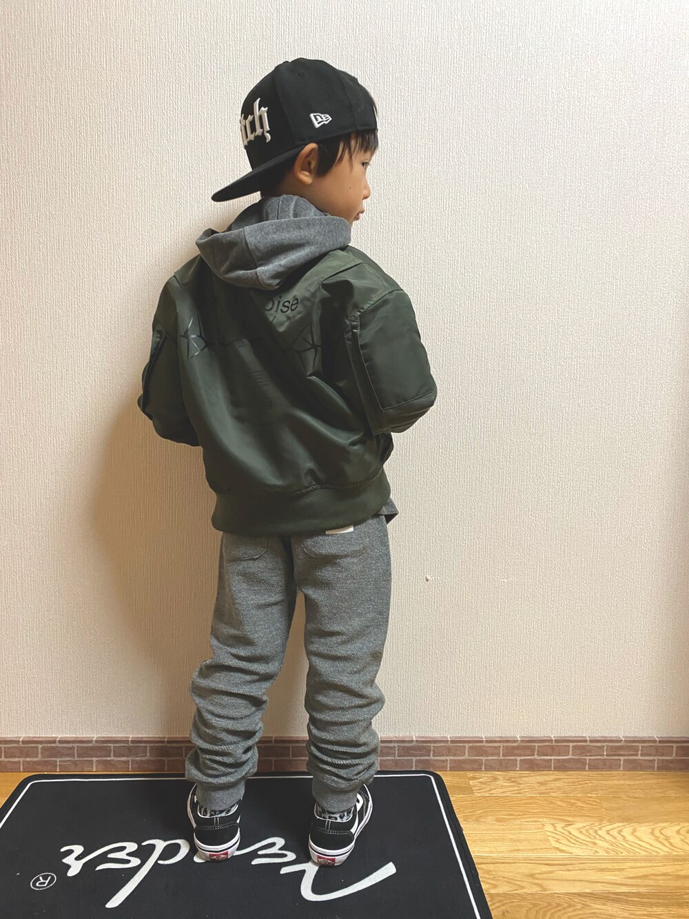 グレー系のブルゾン、グレー系のその他パンツ、ブラック系のスニーカーを着用したキッズの秋コーディネートの4枚目の写真