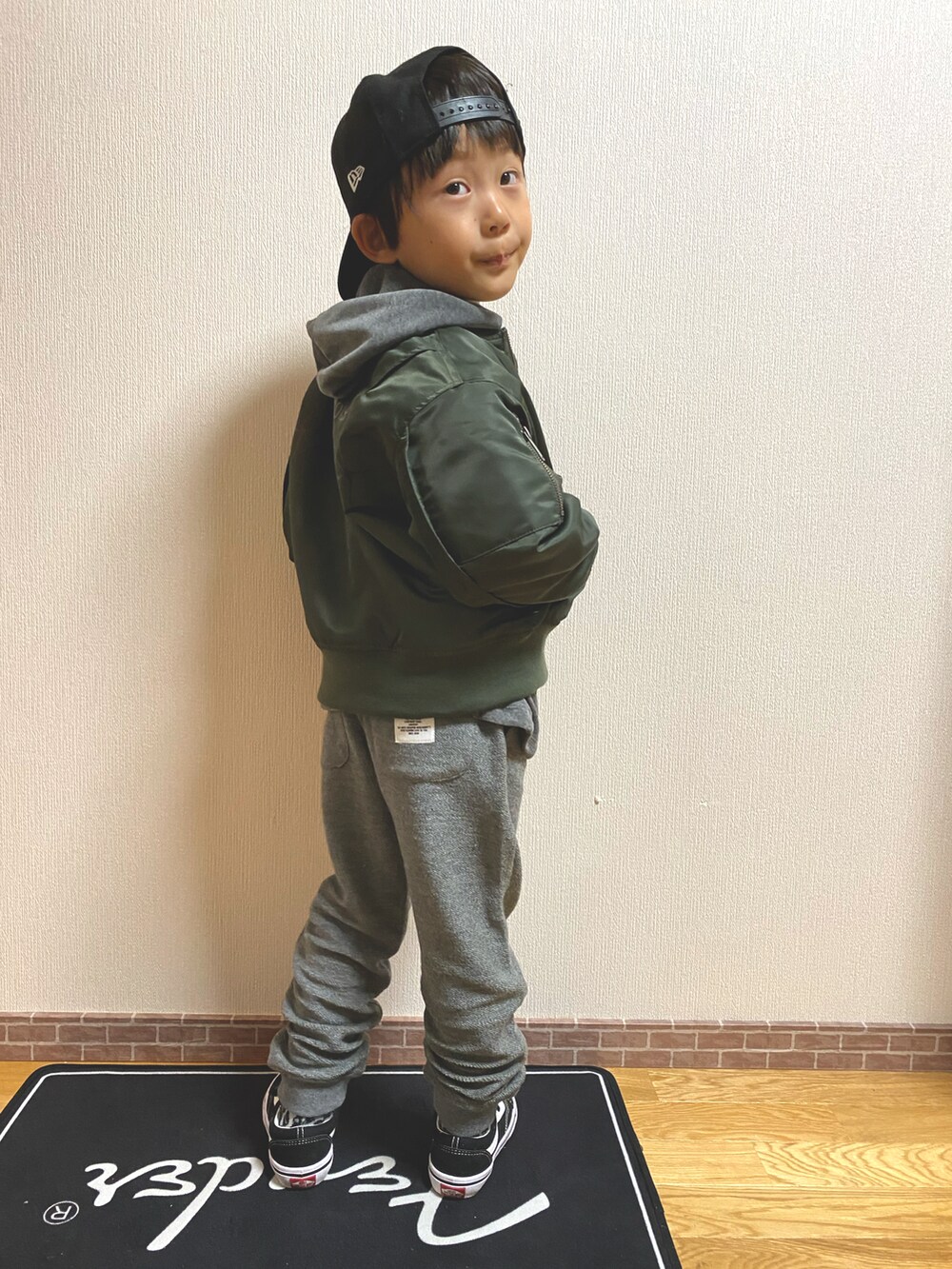 グレー系のブルゾン、グレー系のその他パンツ、ブラック系のスニーカーを着用したキッズの秋コーディネートの3枚目の写真