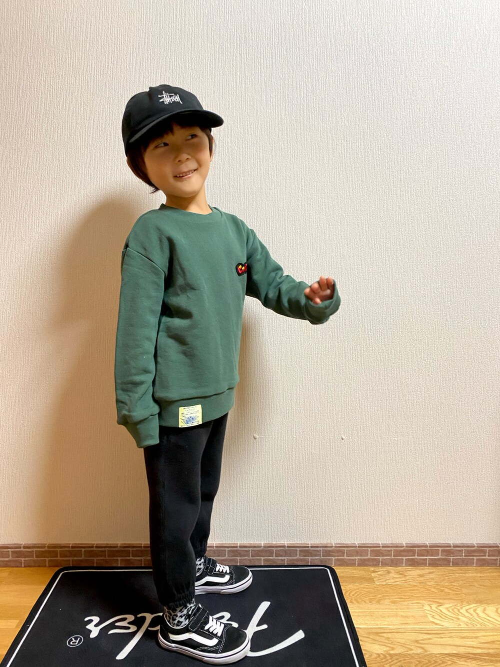 グリーン系のスウェット、ブラック系のその他パンツ、ブラック系のスニーカーを着用したキッズの冬コーディネートの3枚目の写真