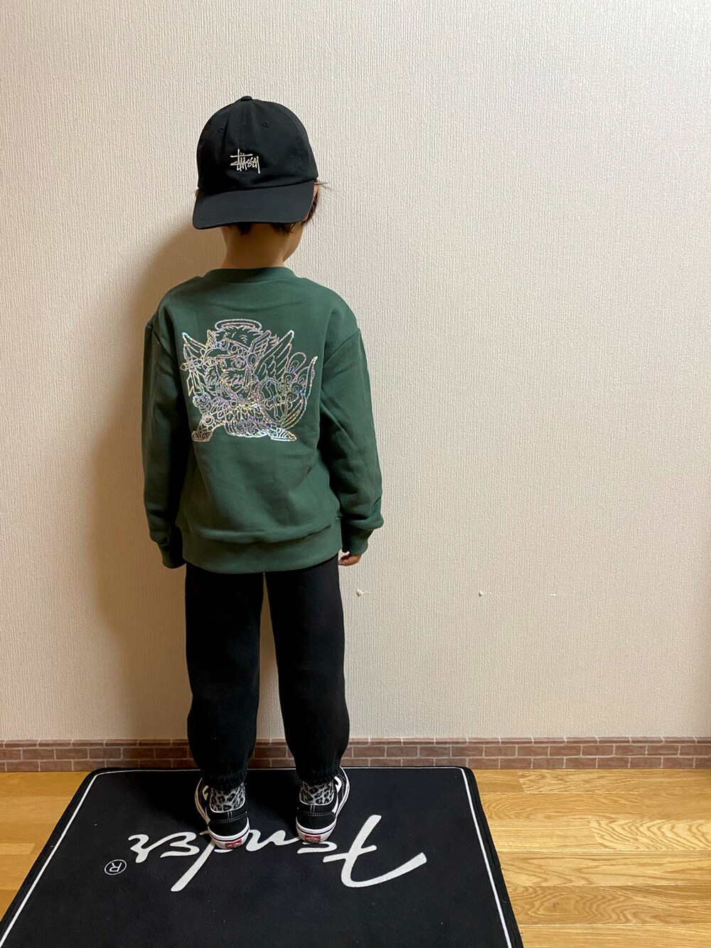 グリーン系のスウェット、ブラック系のその他パンツ、ブラック系のスニーカーを着用したキッズの冬コーディネートの2枚目の写真