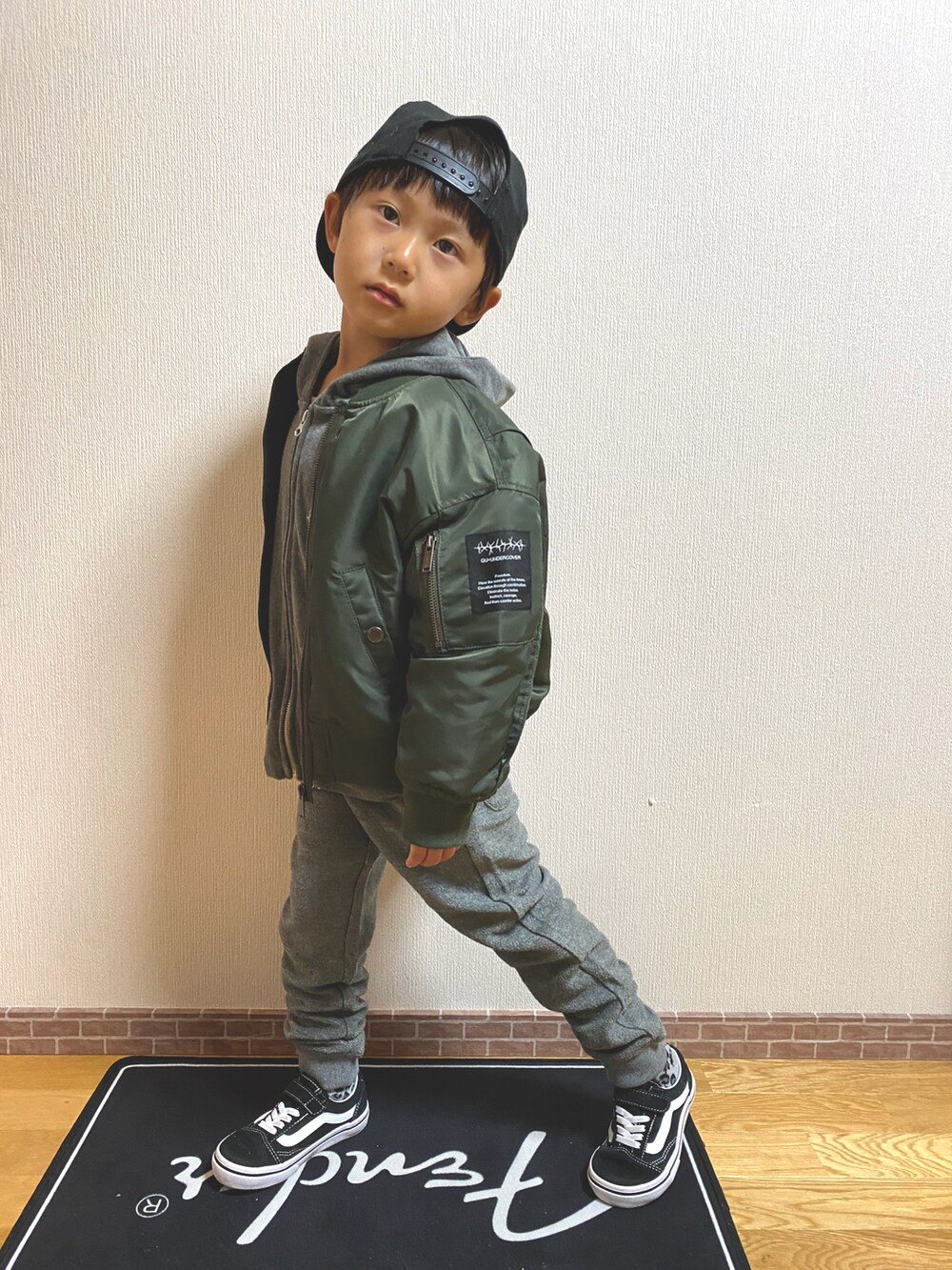 グレー系のブルゾン、グレー系のその他パンツ、ブラック系のスニーカーを着用したキッズの秋コーディネートの2枚目の写真