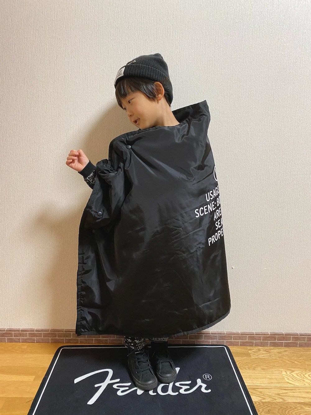 ブラック系のその他パンツ、ブラック系のスニーカー、ブラック系のTシャツ/カットソーを着用したキッズの冬コーディネートの3枚目の写真