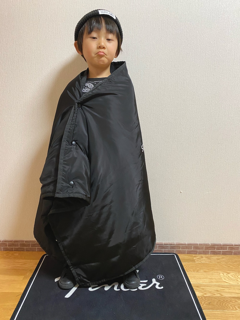 ブラック系のその他パンツ、ブラック系のスニーカー、ブラック系のTシャツ/カットソーを着用したキッズの冬コーディネートの2枚目の写真