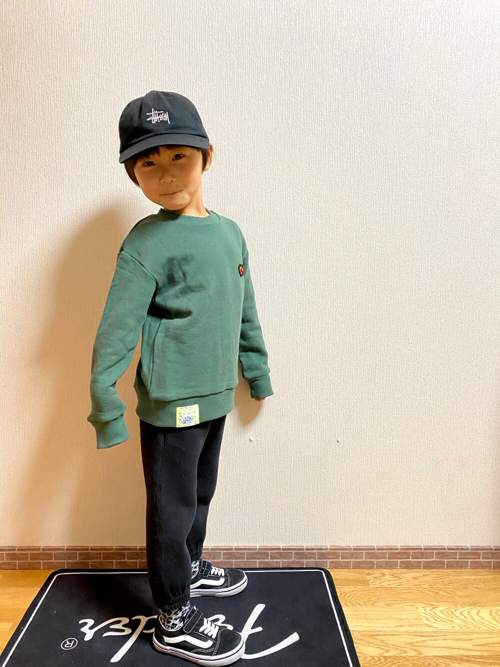 グリーン系のスウェット、ブラック系のその他パンツ、ブラック系のスニーカーを着用したキッズの冬コーディネートの4枚目の写真