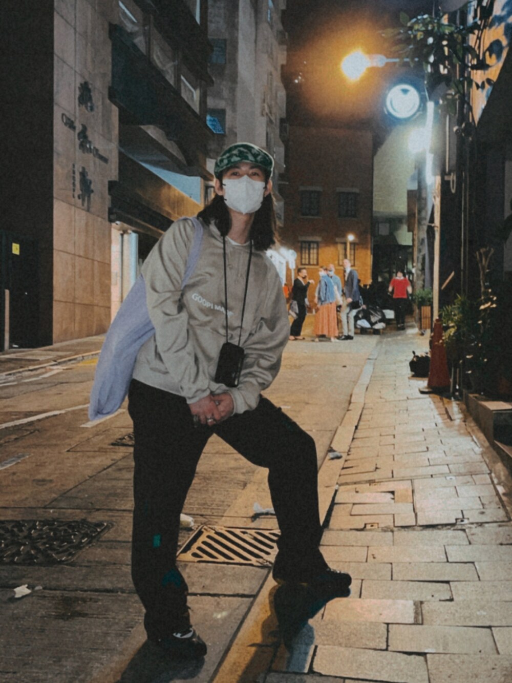 パープル系のトップスを着用したメンズの冬コーディネートの2枚目の写真