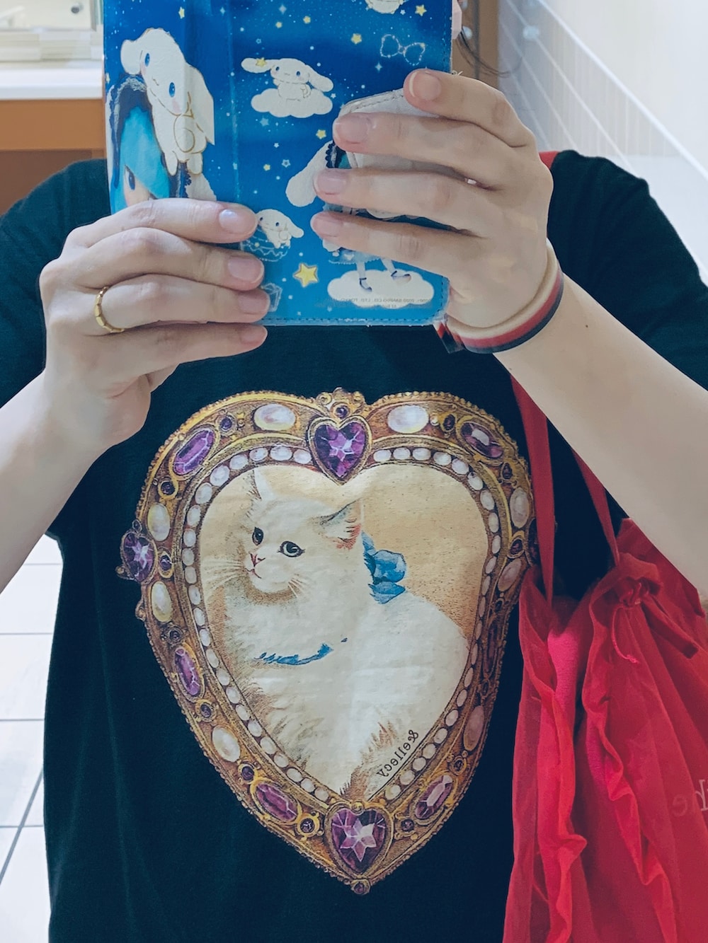 その他のシューズ、レッド系のトートバッグ、ブラック系のTシャツ/カットソーを着用したレディースの秋コーディネートの2枚目の写真