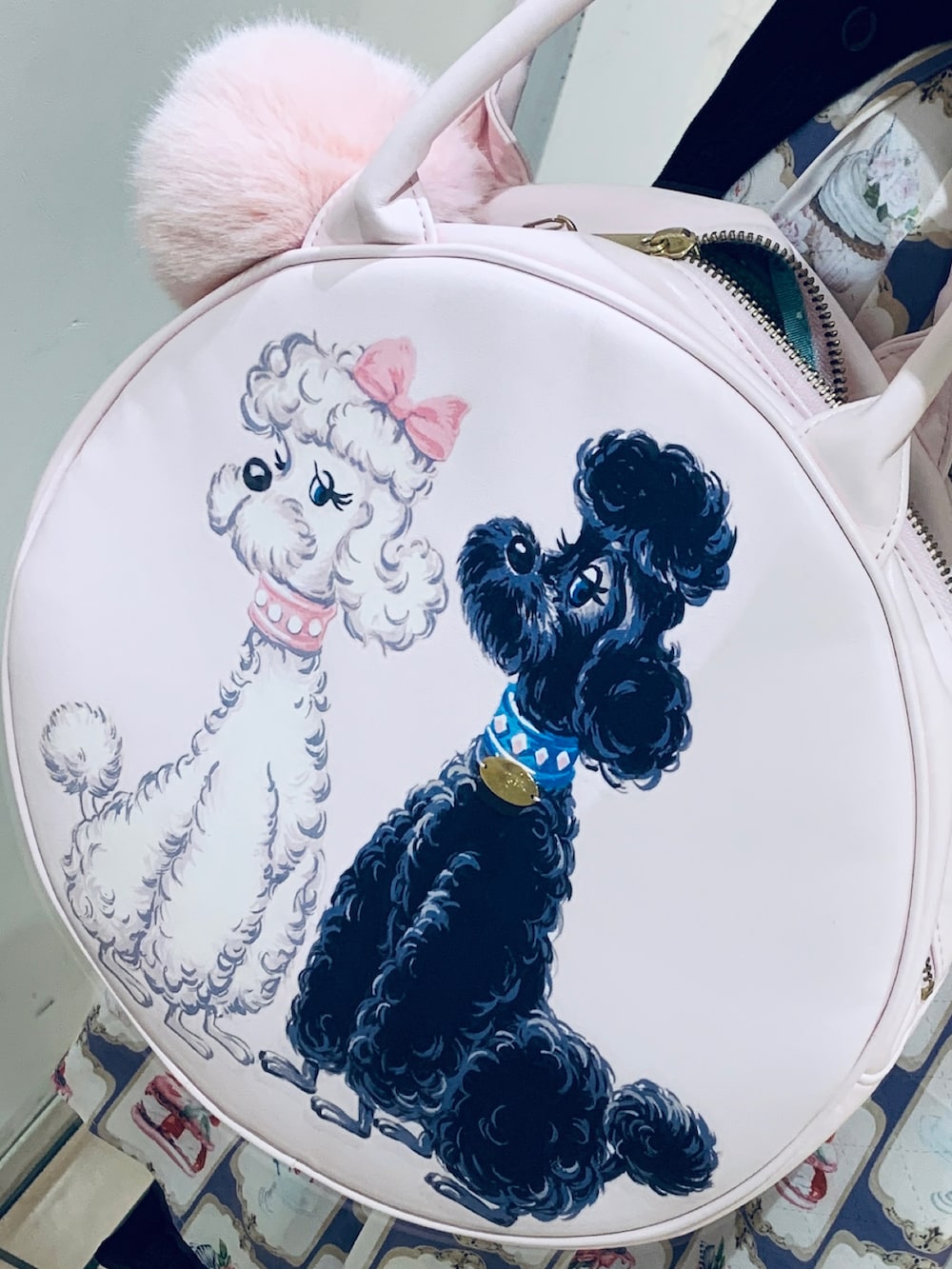 ピンク系のバッグ、その他のジャンパースカート、ブラック系のカーディガン/ボレロを着用したレディースの秋コーディネートの2枚目の写真