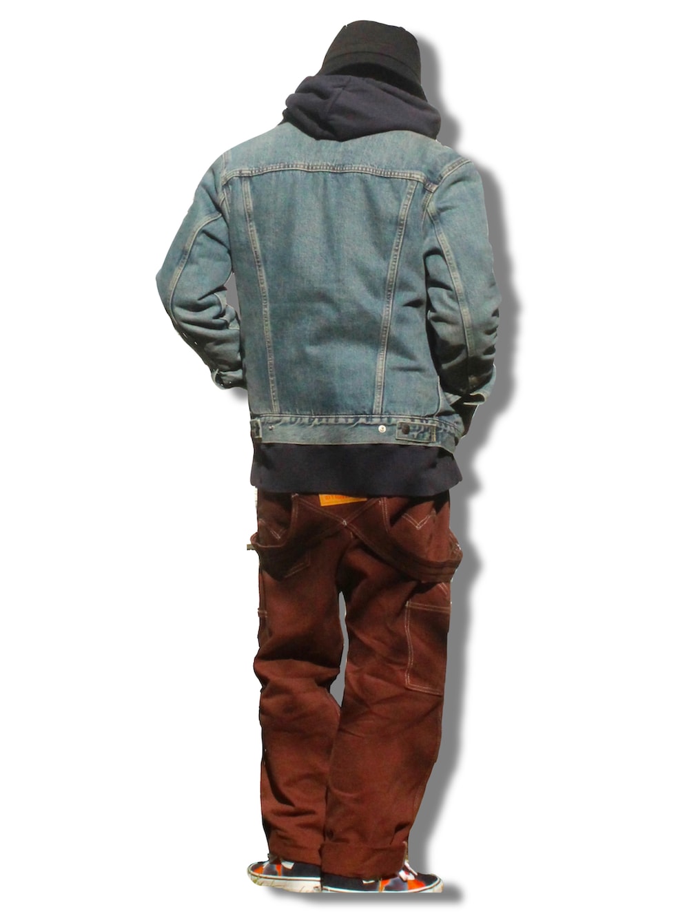 ブルー系のデニムジャケット、ブルー系のパーカー、レッド系のサロペット/オーバーオールを着用したメンズの冬コーディネートの2枚目の写真