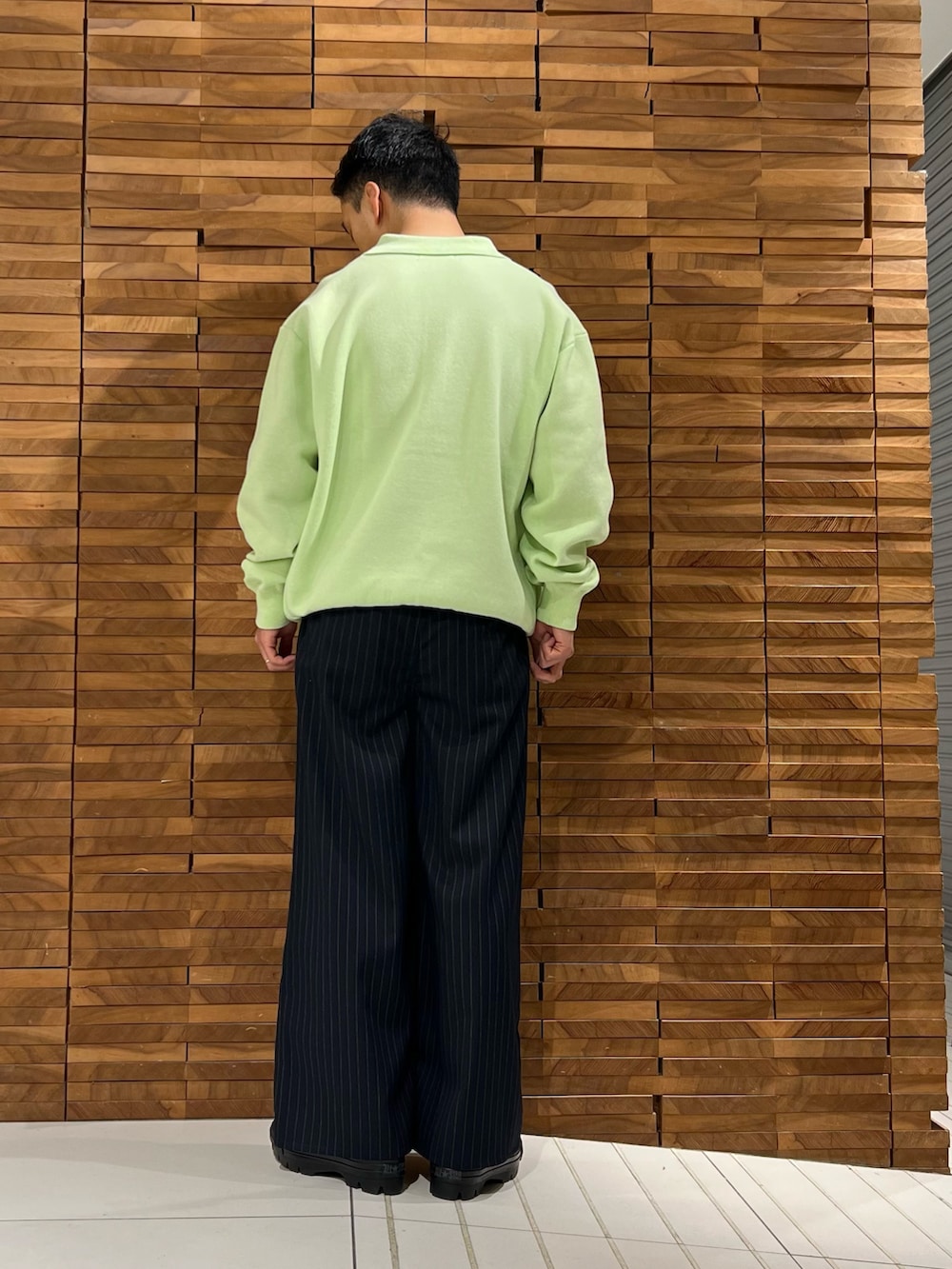 グリーン系のカーディガン/ボレロ、ブルー系のその他パンツを着用したメンズの冬コーディネートの3枚目の写真