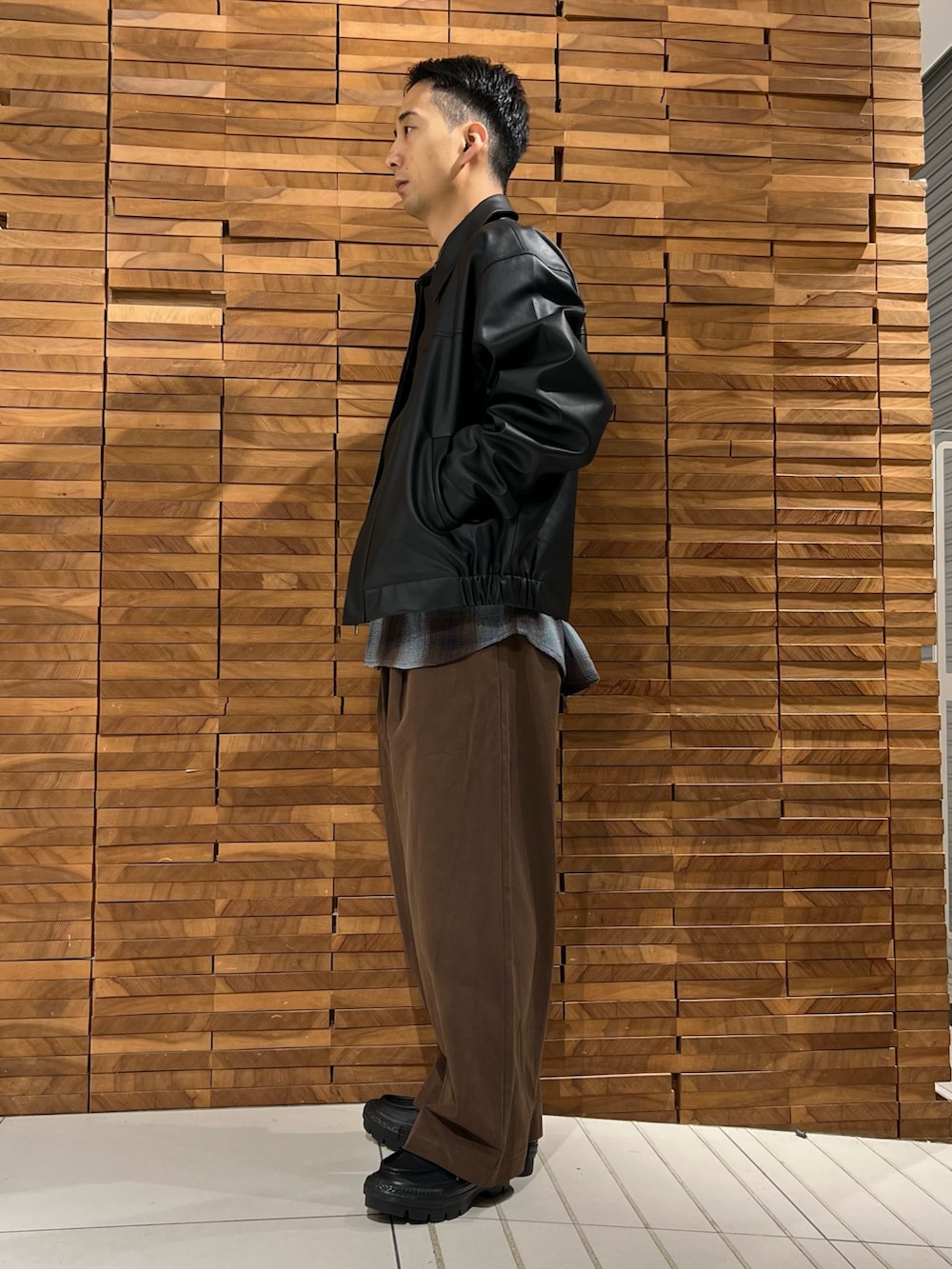 ブラック系のブルゾン、ブルー系のシャツ/ブラウスを着用したメンズの春コーディネートの3枚目の写真