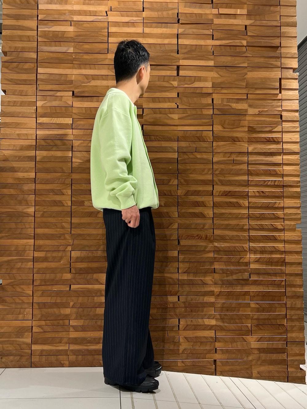 グリーン系のカーディガン/ボレロ、ブルー系のその他パンツを着用したメンズの冬コーディネートの2枚目の写真