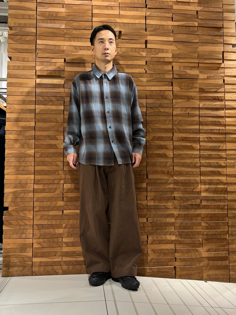 ブラック系のブルゾン、ブルー系のシャツ/ブラウスを着用したメンズの春コーディネートの2枚目の写真