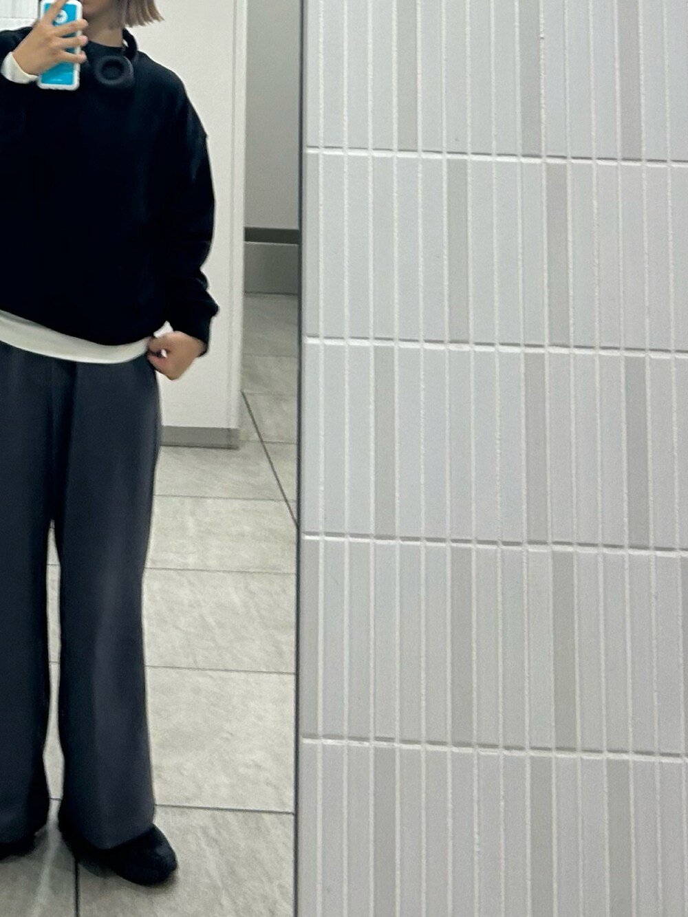 ブラック系のスニーカー、グレー系のその他パンツを着用したレディースの春コーディネートの2枚目の写真