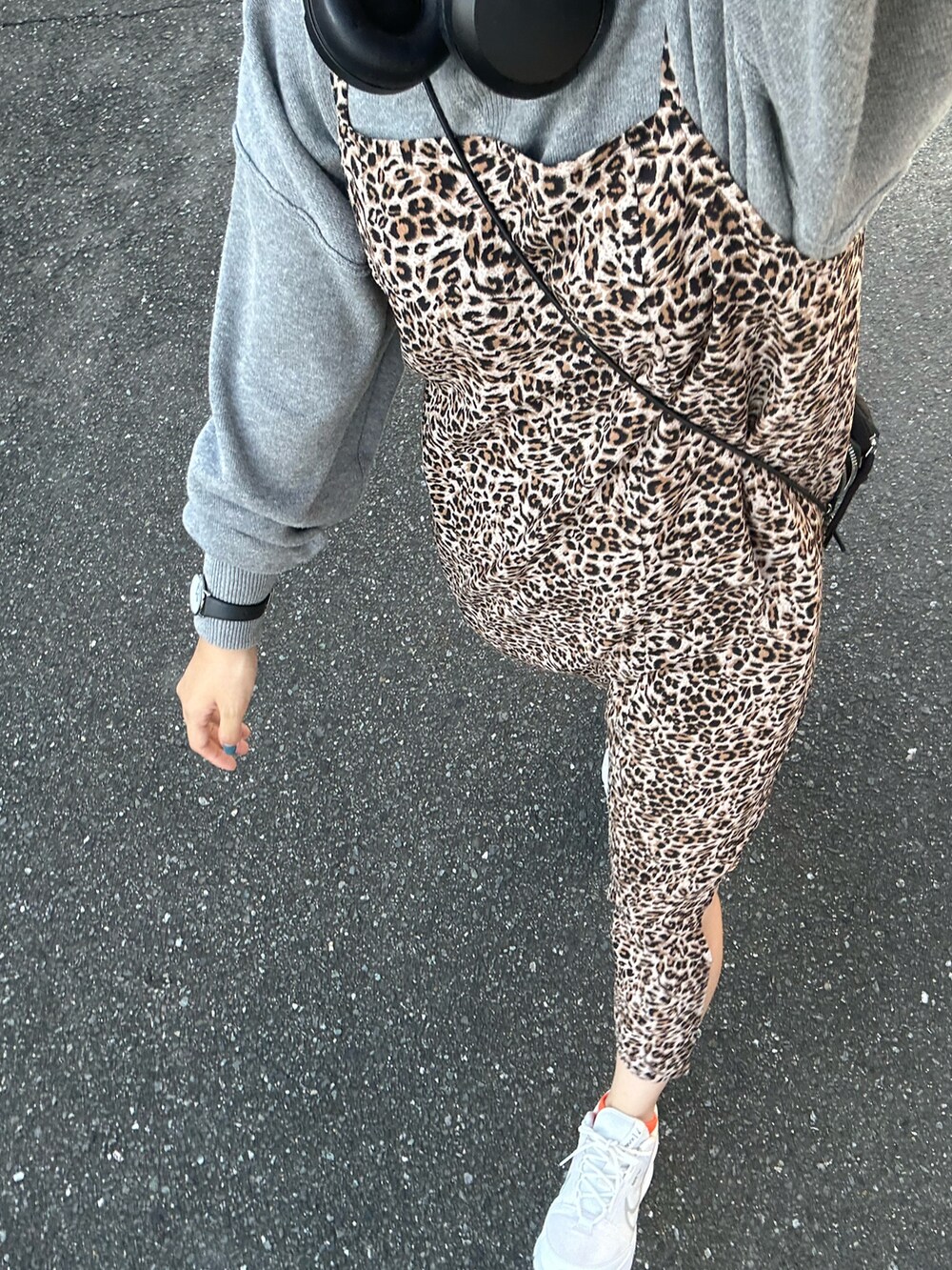 その他のワンピース、グレー系のニット/セーター、ホワイト系のアナログ腕時計を着用したレディースの秋コーディネートの2枚目の写真