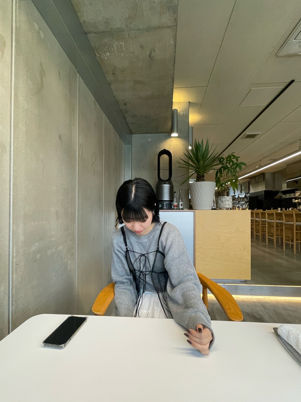 ホワイト系のスカートを着用したレディースの冬コーディネートの2枚目の写真