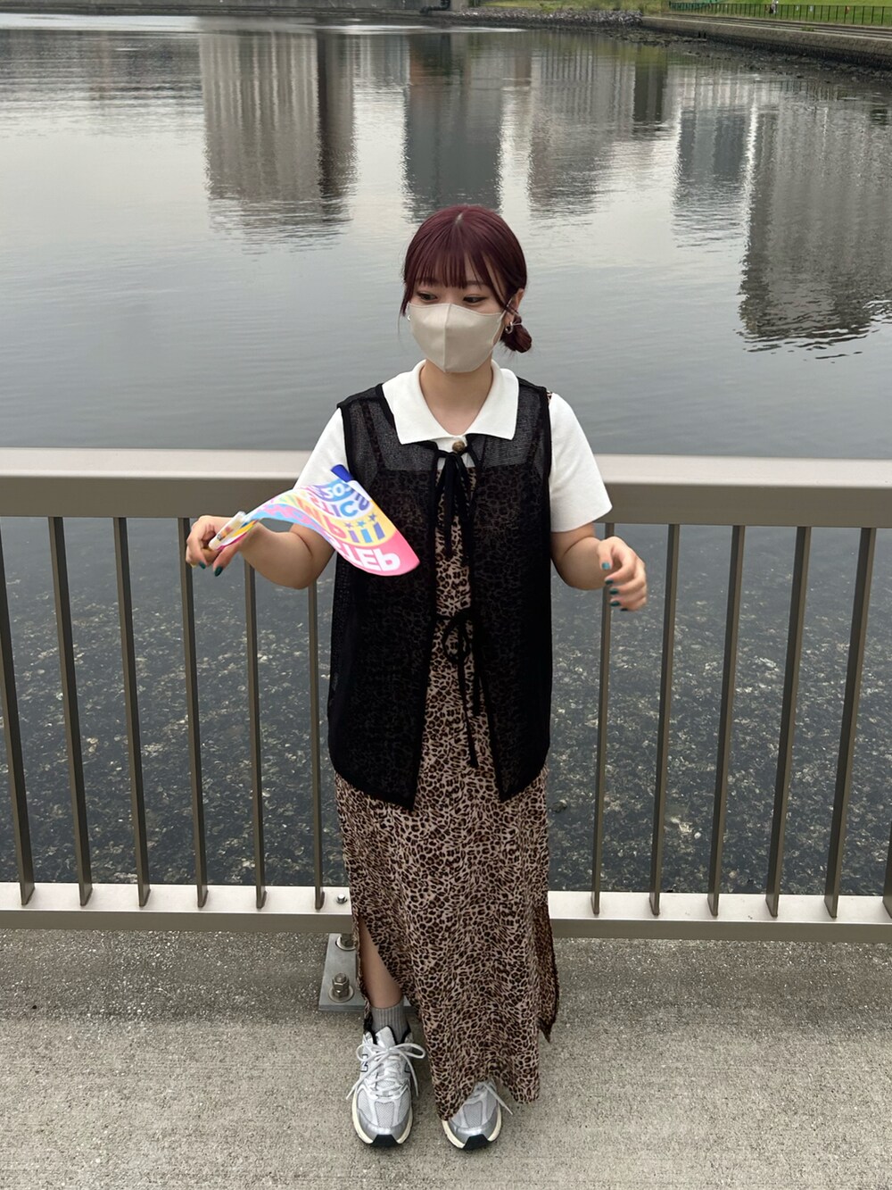 その他のワンピース、グレー系のスニーカー、ホワイト系のポロシャツを着用したレディースの夏コーディネートの2枚目の写真