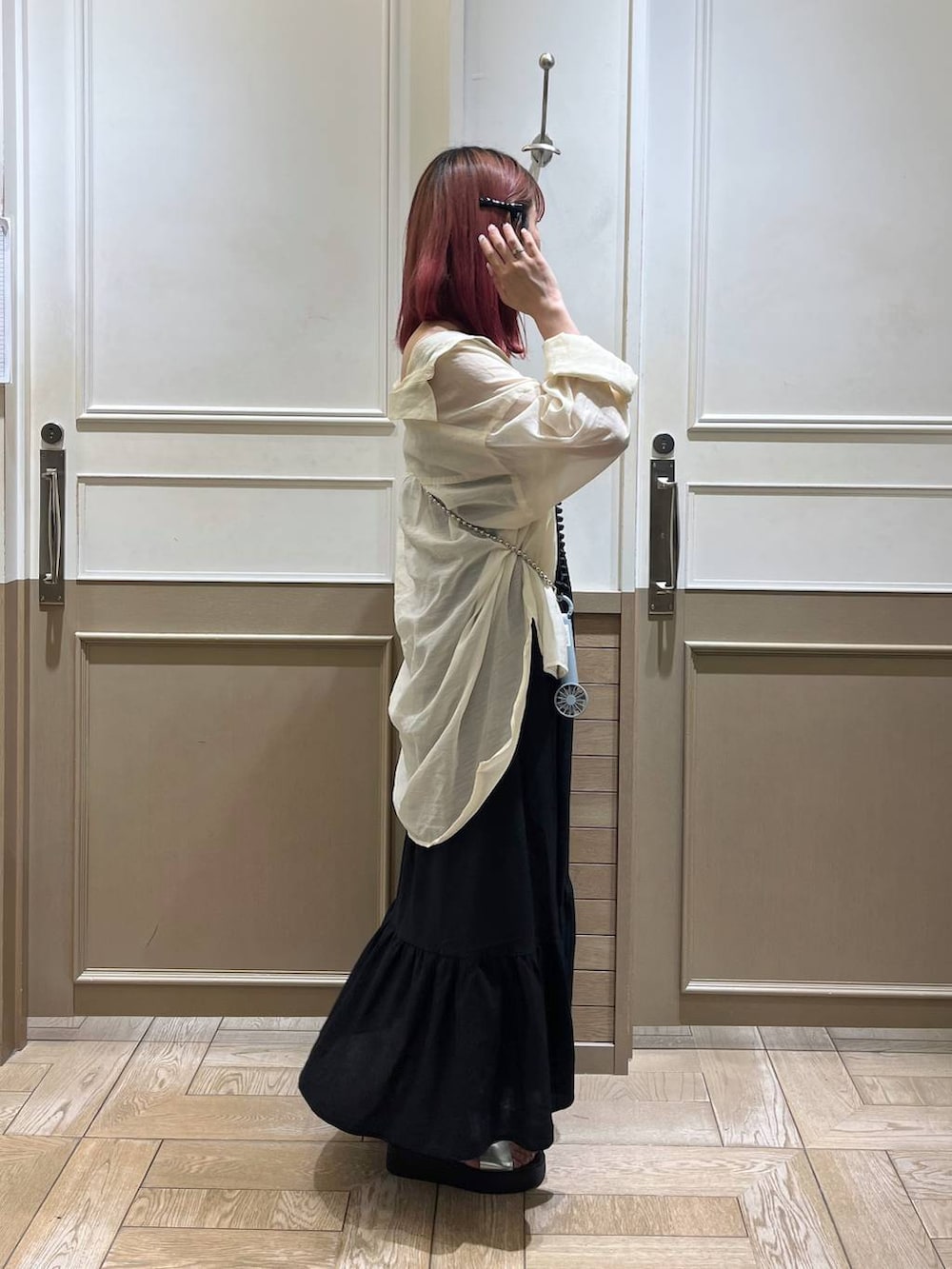 「ゆったり、体型カバー、韓国系、カジュアル、楽ちんコーデ、ローリーズスタイル_LOWRYS FARM、大人女子カジュアル_LOWRYS FARM、骨格ストレート、高見え、ラフ、LOWRYS FARM、着痩せ・細見え」|「LOWRYS FARMの2WAYシャーリングワンピース 106268(ワンピース、ブラック系)」を使った、sachiさん(レディース・160cm)の夏コーディネートの2枚目の写真