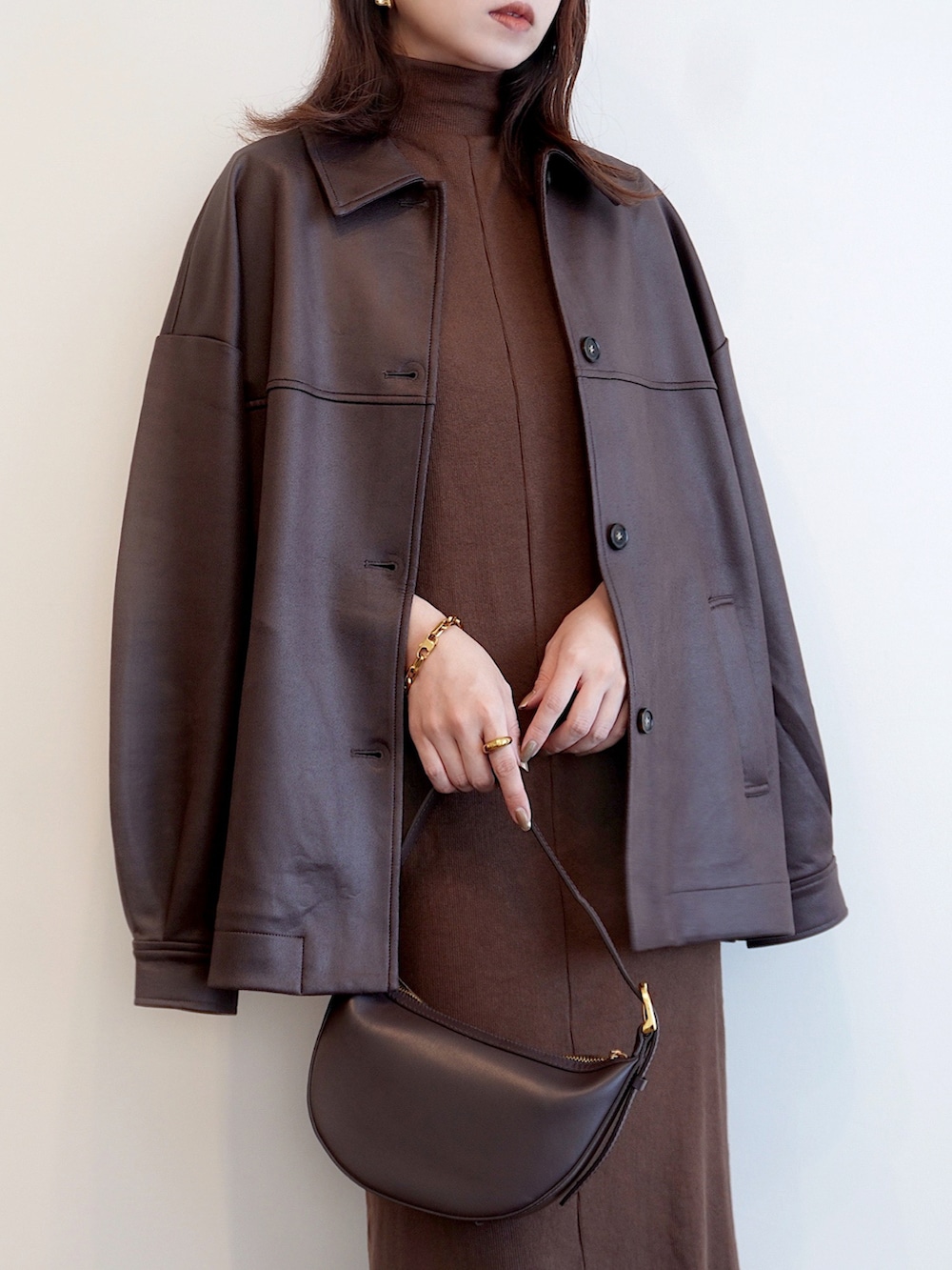 ブラウン系のワンピース、ブラウン系のパンプス、ブラウン系のブルゾンを着用したレディースの秋コーディネートの2枚目の写真