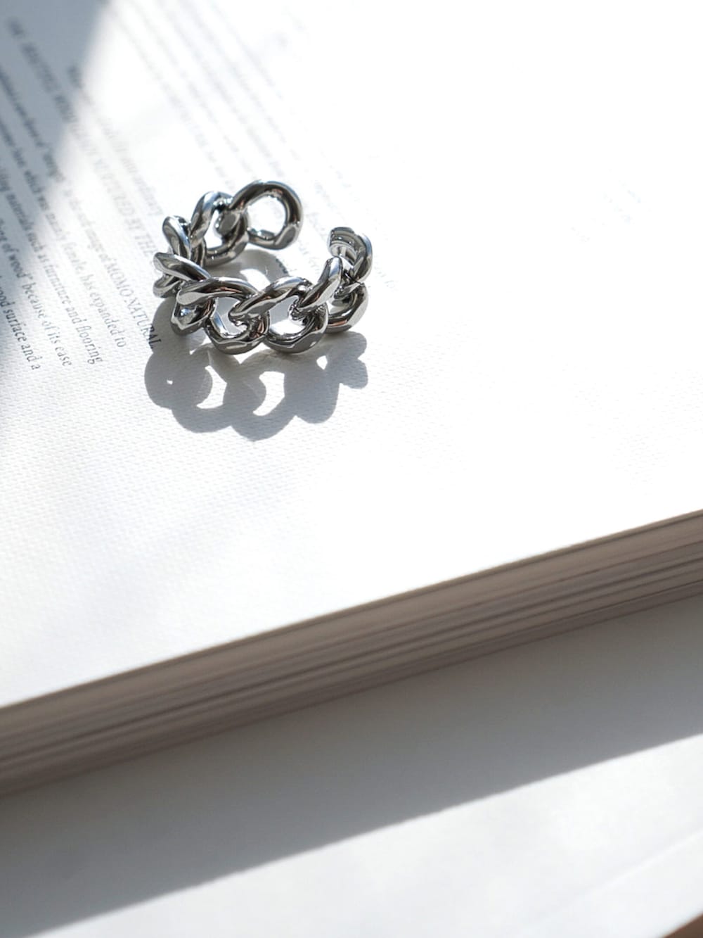 ベージュ系のニット/セーター、グレー系のパンプス、ブラウン系のベストを着用したレディースの秋コーディネートの3枚目の写真