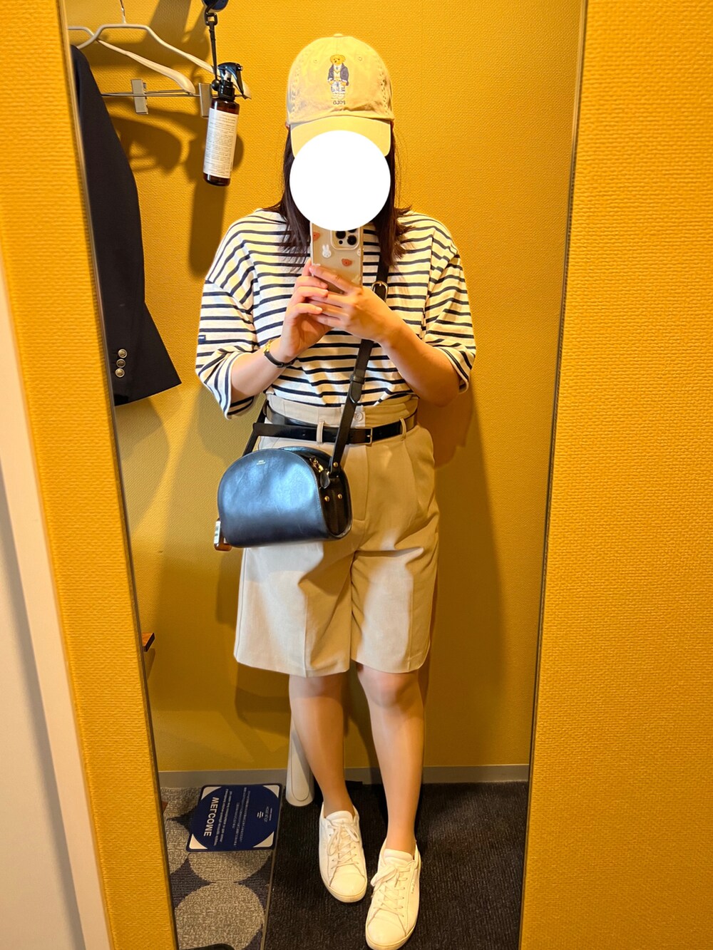 ブルー系のテーラードジャケット、ブルー系のTシャツ/カットソー、ベージュ系のその他パンツを着用したレディースの春コーディネートの2枚目の写真