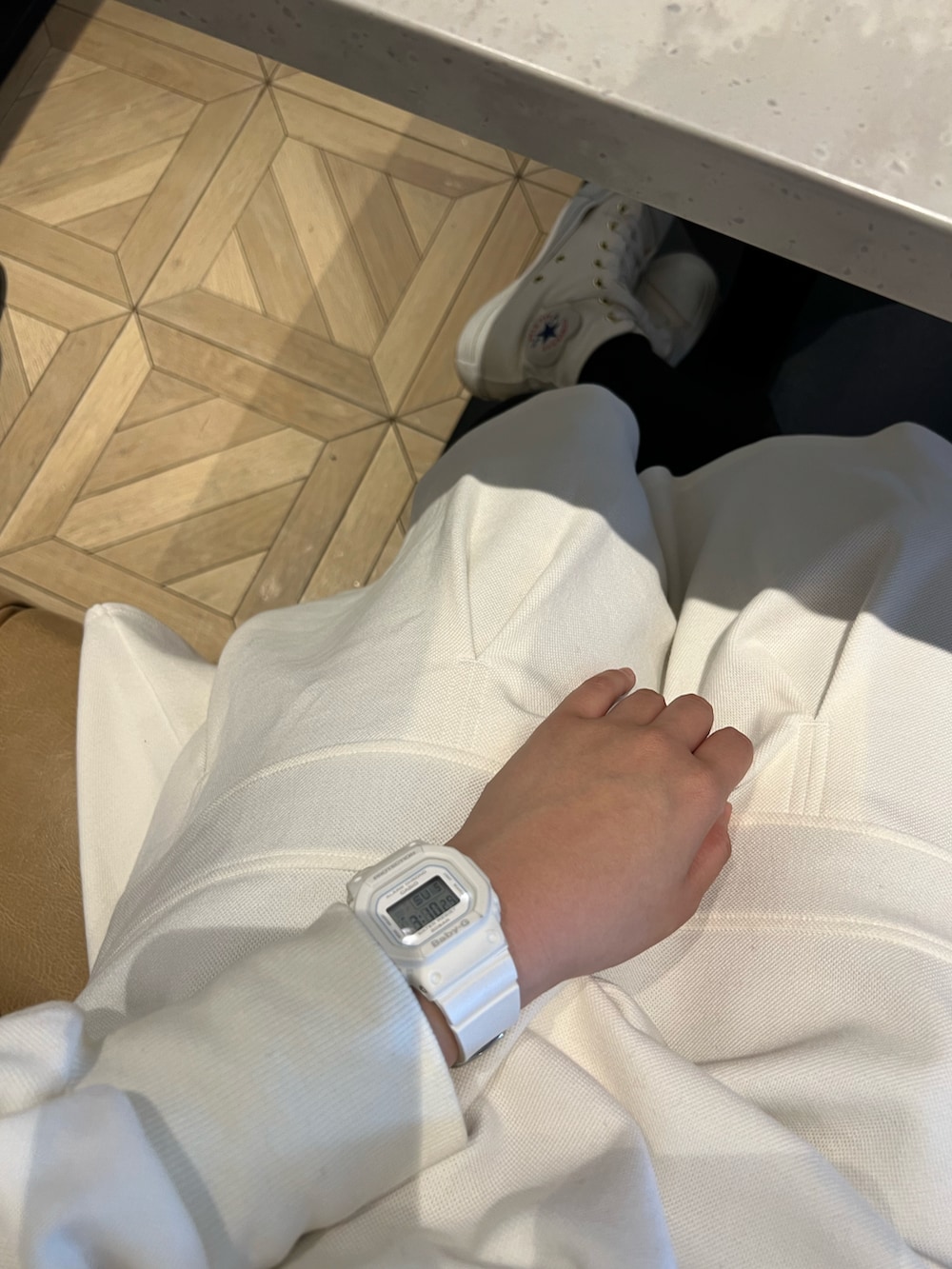 ブラック系のノーカラージャケット、ホワイト系のワンピース、ホワイト系のスニーカーを着用したレディースの冬コーディネートの3枚目の写真