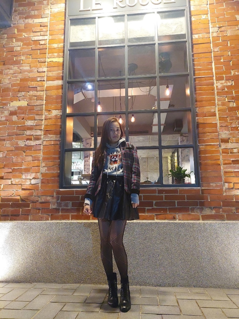「Photoshoot、night、rock、cool、tiger、ANNASUI、shein、Loved」｜「Sheinのアイテム（パーカー、グレー系）」を使った、Biffi Fu  🇹🇼さん（レディース・166cm）の冬コーディネートの2枚目の写真