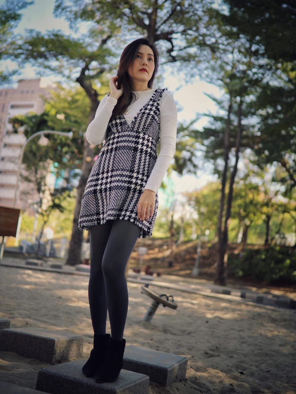 「Photoshoot、ootd、winter、blacknwhite、outdoor、park、ZARA、shein、Danielwellington、guess」｜「ZARAのアイテム（ワンピース、ブラック系）」を使った、Biffi Fu  🇹🇼さん（レディース・166cm）の冬コーディネートの2枚目の写真