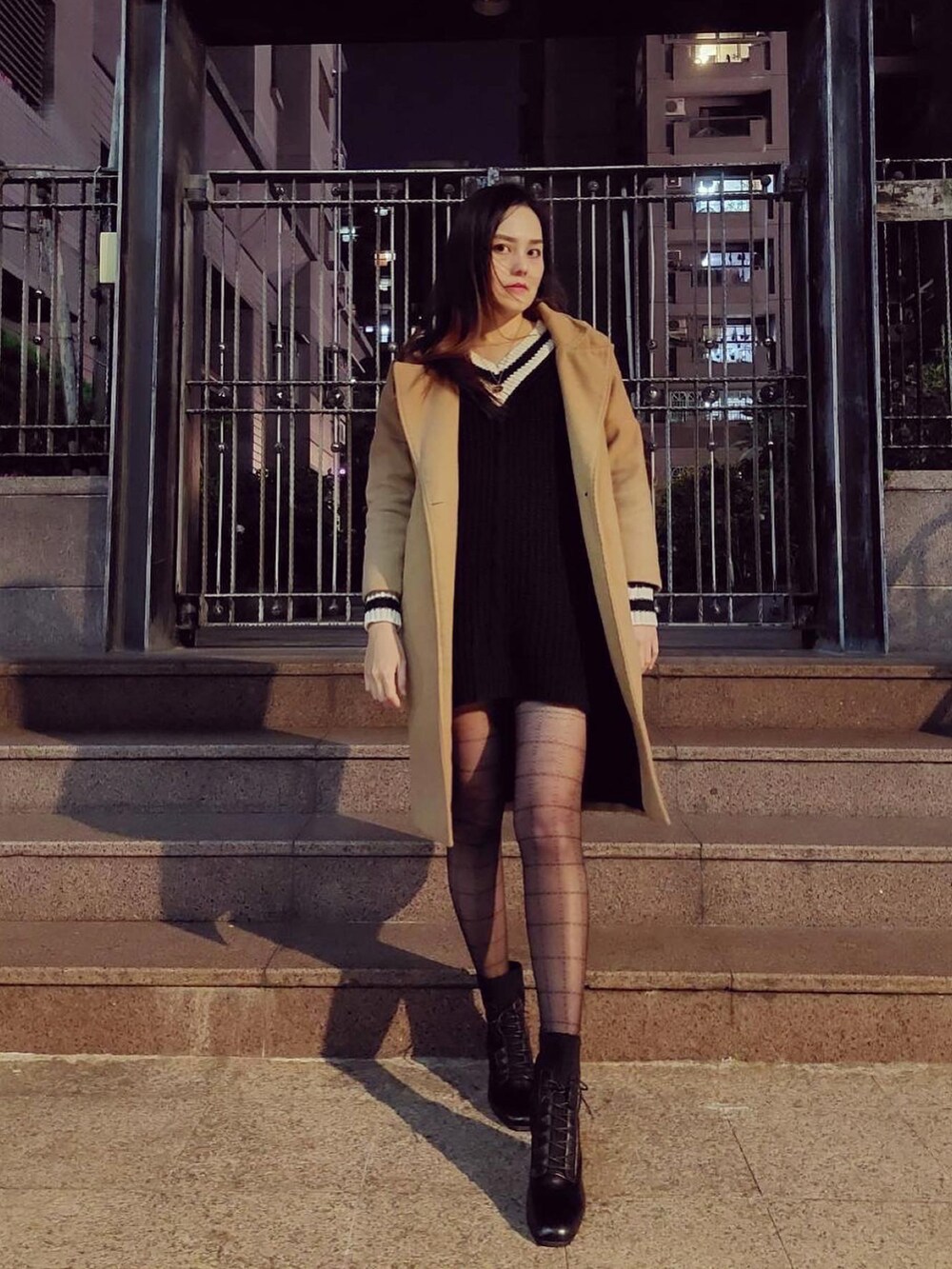 「ootd、Photoshoot、night、winter、guess、Daniel Wellington、shein、LONGCHAMP、ANNA SUI」｜「Daniel Wellingtonのアイテム（ブレスレット、ゴールド系）」を使った、Biffi Fu  🇹🇼さん（レディース・166cm）の冬コーディネートの3枚目の写真