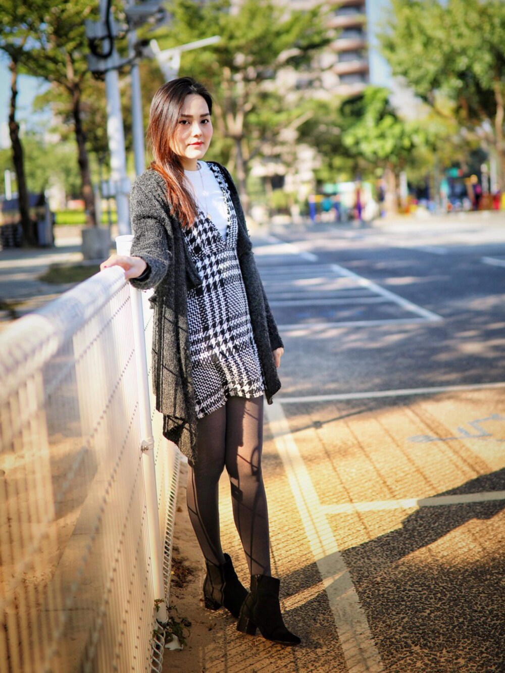 「Photoshoot、ootd、winter、blacknwhite、outdoor、park、ZARA、shein、Danielwellington、guess」｜「ZARAのアイテム（ワンピース、ブラック系）」を使った、Biffi Fu  🇹🇼さん（レディース・166cm）の冬コーディネートの4枚目の写真