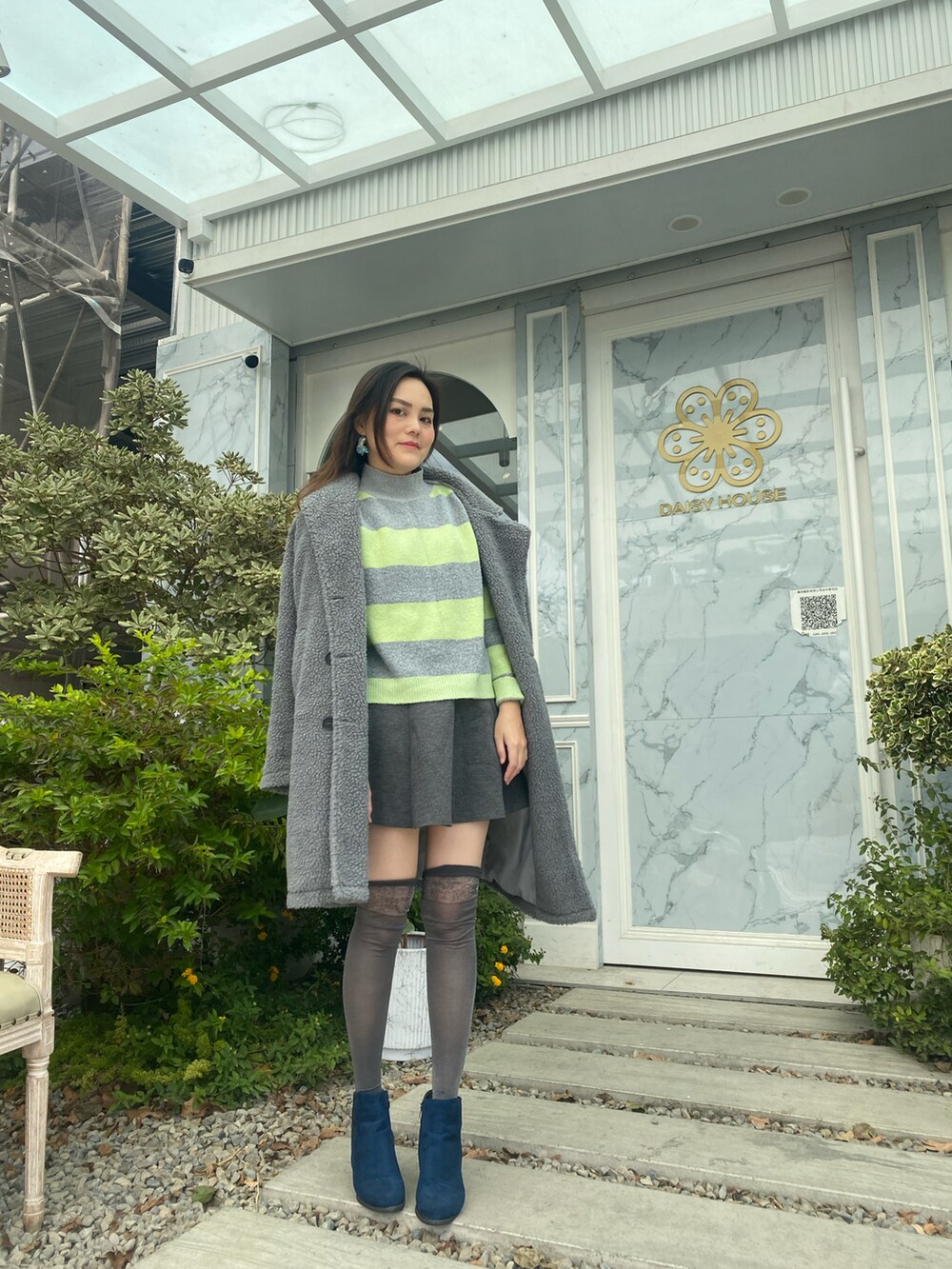 「Photoshoot、winter、ootd、shein、LONGCHAMP、Daniel Wellington、ANNASUI、plants」｜「Ellensdreamのアイテム（イヤリング、グリーン系）」を使った、Biffi Fu  🇹🇼さん（レディース・166cm）の冬コーディネートの3枚目の写真