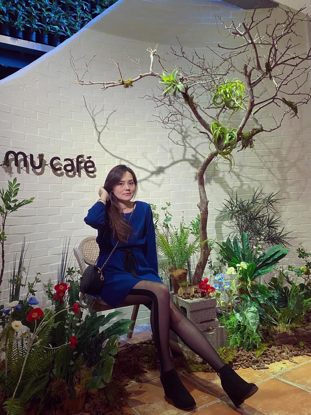 「Photoshoot、ootd、shein、blue、Tights」｜「CHARLES & KEITHのアイテム（ショルダーバッグ、ブラック系）」を使った、Biffi Fu  🇹🇼さん（レディース・166cm）の冬コーディネートの2枚目の写真