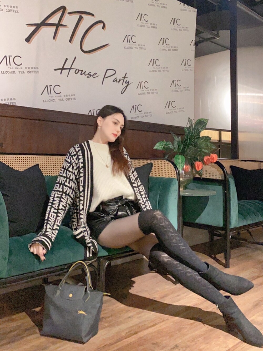 「Photoshoot、ootd、rock、cool、shein、LONGCHAMP、ANNA SUI、Loved」｜「lovedのアイテム（イヤリング、ゴールド系）」を使った、Biffi Fu  🇹🇼さん（レディース・166cm）の冬コーディネートの3枚目の写真