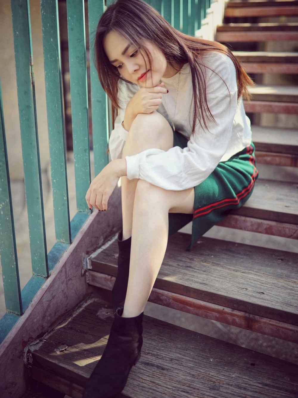 「Photoshoot、ootd、green、park、elegant、winter、Daniel Wellington、guess、Sunnyday」｜「Good Logoのアイテム（ニット/セーター、ホワイト系）」を使った、Biffi Fu  🇹🇼さん（レディース・166cm）の冬コーディネートの2枚目の写真