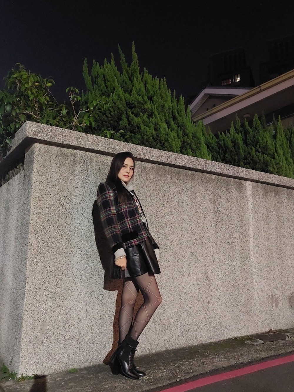 「Photoshoot、night、rock、cool、tiger、ANNASUI、shein、Loved」｜「Sheinのアイテム（パーカー、グレー系）」を使った、Biffi Fu  🇹🇼さん（レディース・166cm）の冬コーディネートの4枚目の写真