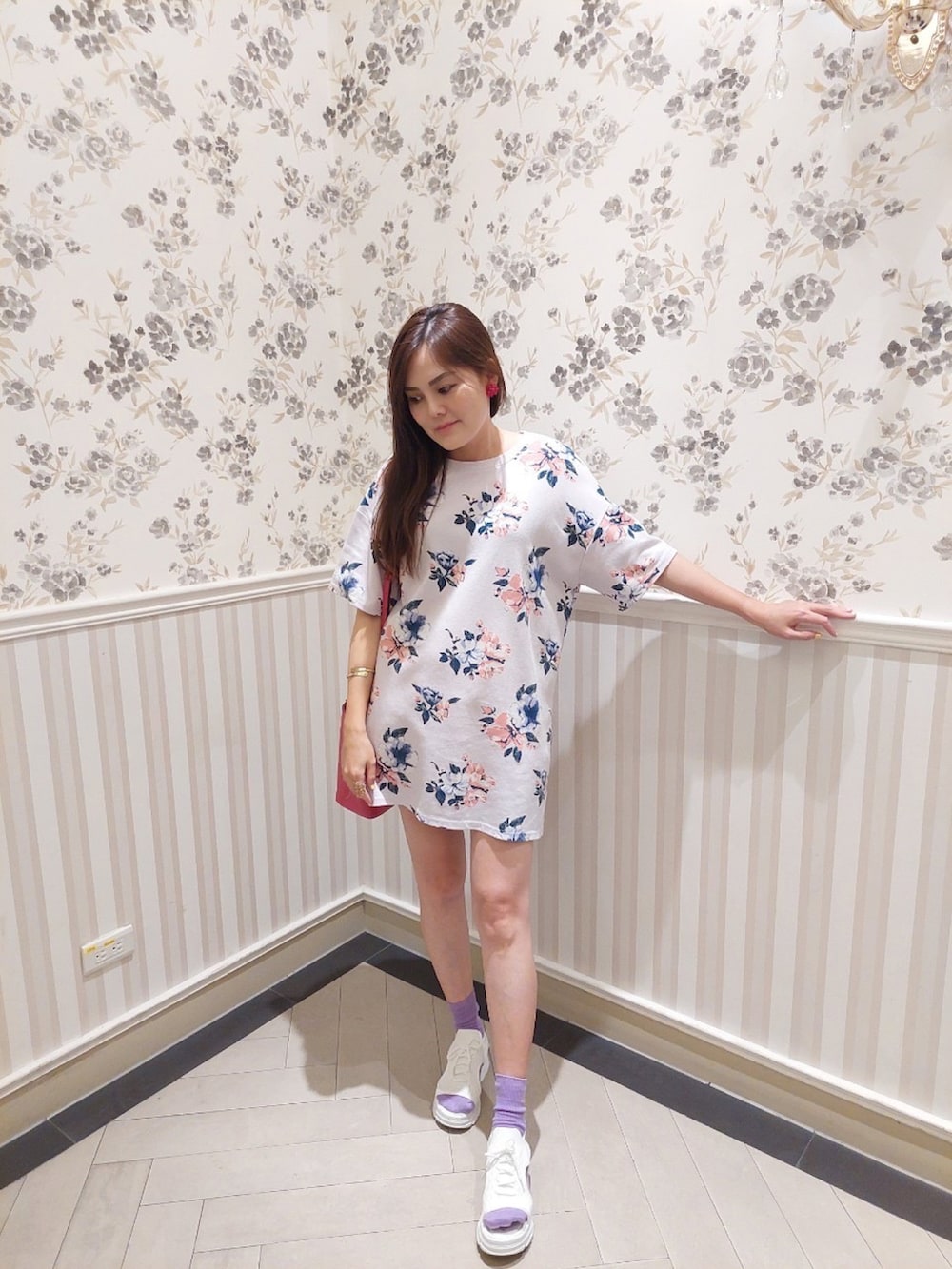 「ootd、Photoshoot、holiday、floral、purple、hotpink、COACH、Daniel Wellington、shein」｜「SHEINのアイテム（サンダル、ホワイト系）」を使った、Biffi Fu  🇹🇼さん（レディース・166cm）の秋コーディネートの2枚目の写真