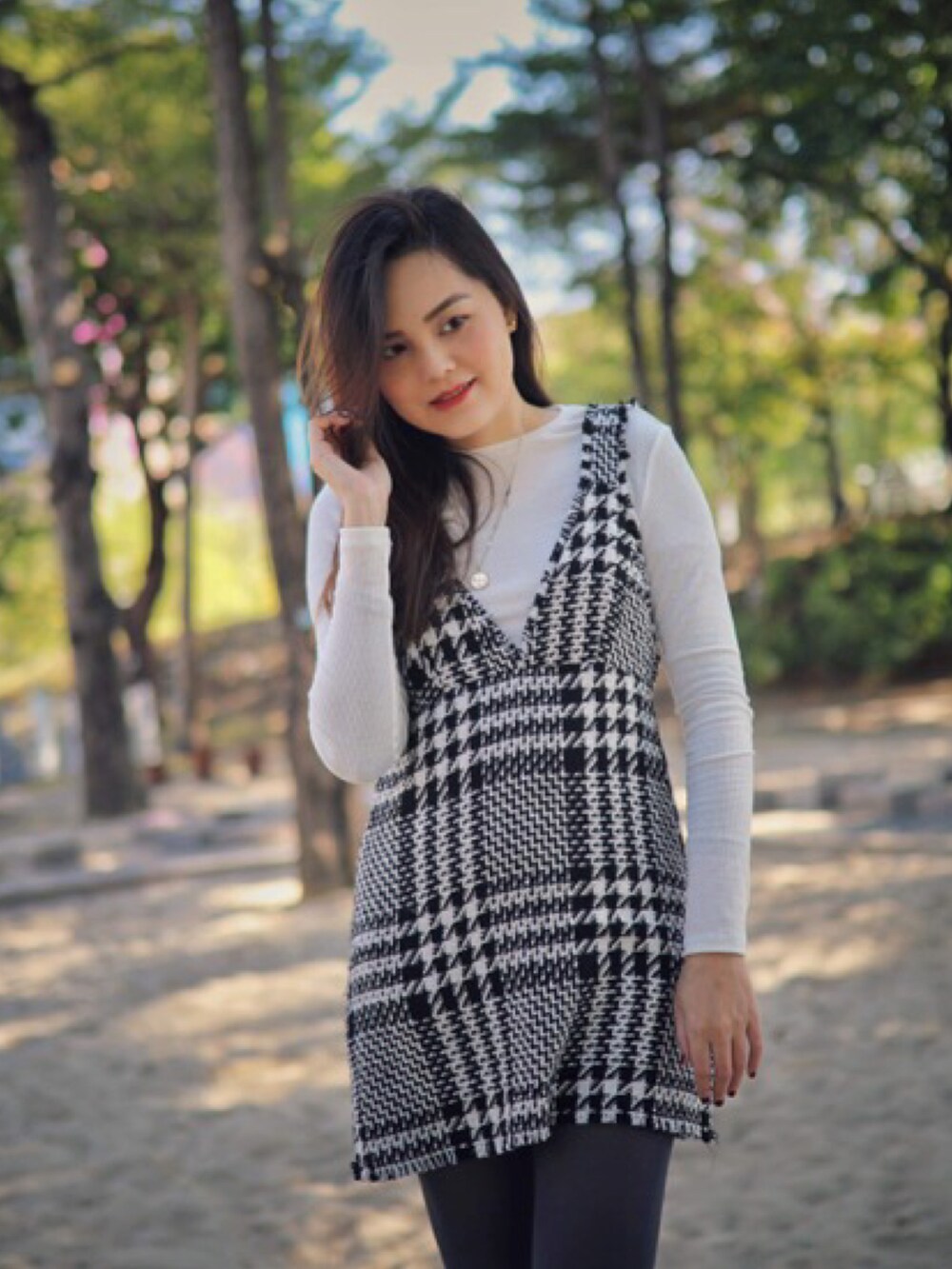 「Photoshoot、ootd、winter、blacknwhite、outdoor、park、ZARA、shein、Danielwellington、guess」｜「ZARAのアイテム（ワンピース、ブラック系）」を使った、Biffi Fu  🇹🇼さん（レディース・166cm）の冬コーディネートの3枚目の写真