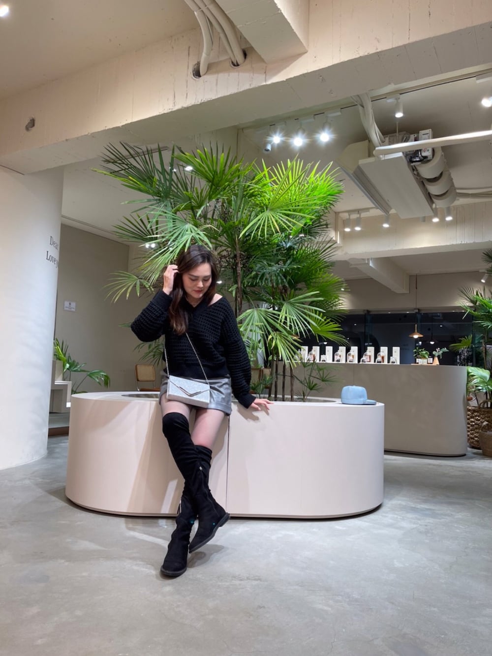「Photoshoot、ootd、shein、ZARA、silver、blingbling、black、cafe」｜「SHEINのアイテム（ショルダーバッグ、シルバー系）」を使った、Biffi Fu  🇹🇼さん（レディース・166cm）の冬コーディネートの4枚目の写真