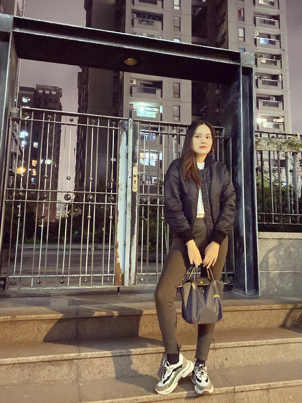 「ootd、Photoshoot、army green、winter、shein、UNIQLO、H&M、LONGCHAMP、nightout」｜「LONGCHAMPのアイテム（ハンドバッグ、グレー系）」を使った、Biffi Fu  🇹🇼さん（レディース・166cm）の秋コーディネートの2枚目の写真