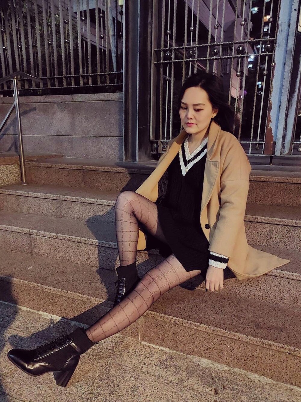 「ootd、Photoshoot、night、winter、guess、Daniel Wellington、shein、LONGCHAMP、ANNA SUI」｜「Daniel Wellingtonのアイテム（ブレスレット、ゴールド系）」を使った、Biffi Fu  🇹🇼さん（レディース・166cm）の冬コーディネートの4枚目の写真