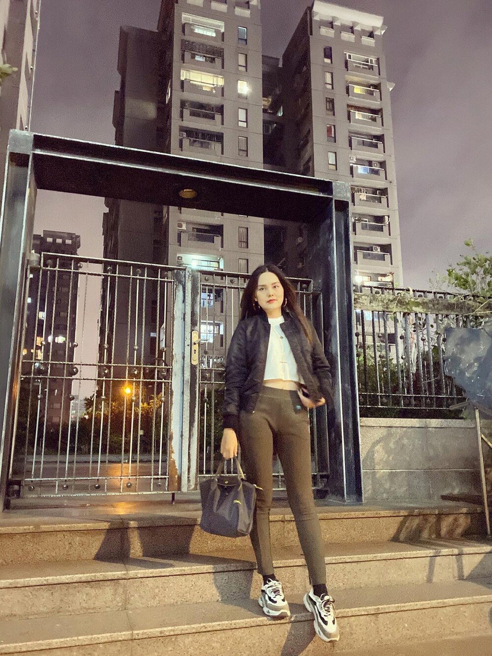「ootd、Photoshoot、army green、winter、shein、UNIQLO、H&M、LONGCHAMP、nightout」｜「LONGCHAMPのアイテム（ハンドバッグ、グレー系）」を使った、Biffi Fu  🇹🇼さん（レディース・166cm）の秋コーディネートの3枚目の写真