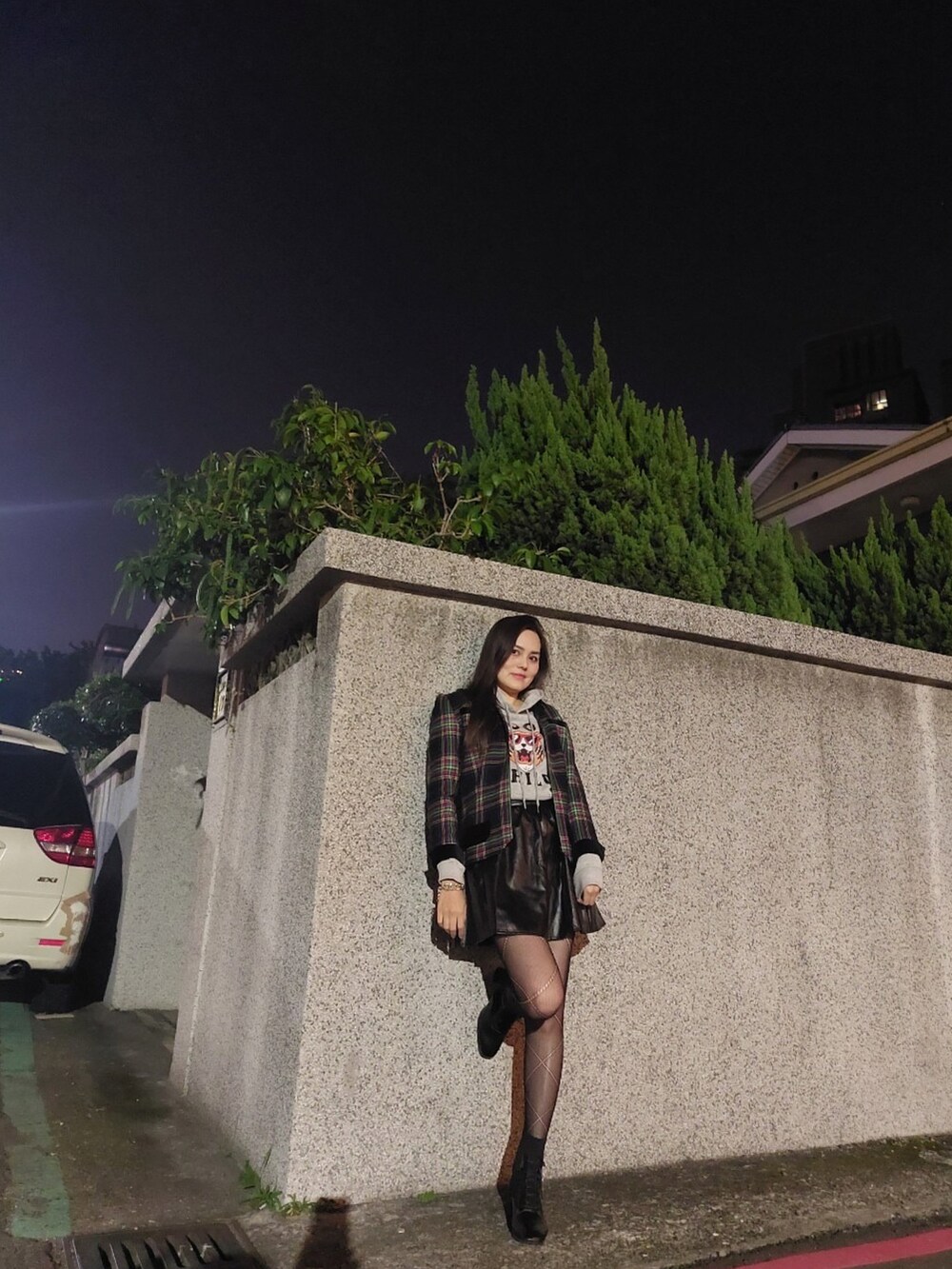 「Photoshoot、night、rock、cool、tiger、ANNASUI、shein、Loved」｜「Sheinのアイテム（パーカー、グレー系）」を使った、Biffi Fu  🇹🇼さん（レディース・166cm）の冬コーディネートの3枚目の写真