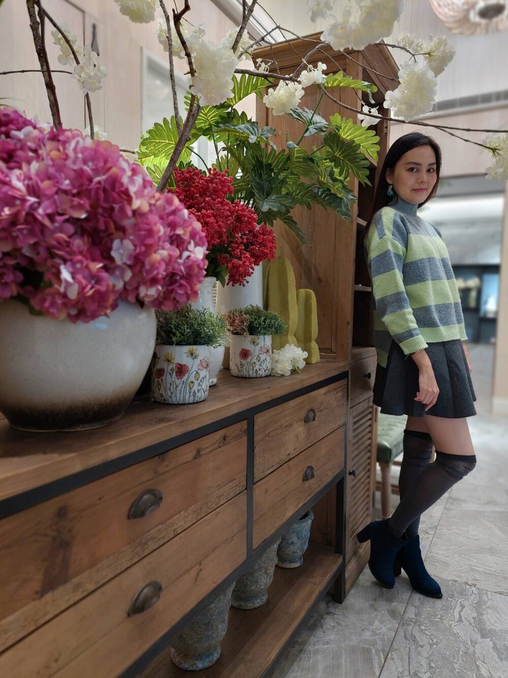 「Photoshoot、winter、ootd、shein、LONGCHAMP、Daniel Wellington、ANNASUI、plants」｜「Ellensdreamのアイテム（イヤリング、グリーン系）」を使った、Biffi Fu  🇹🇼さん（レディース・166cm）の冬コーディネートの5枚目の写真